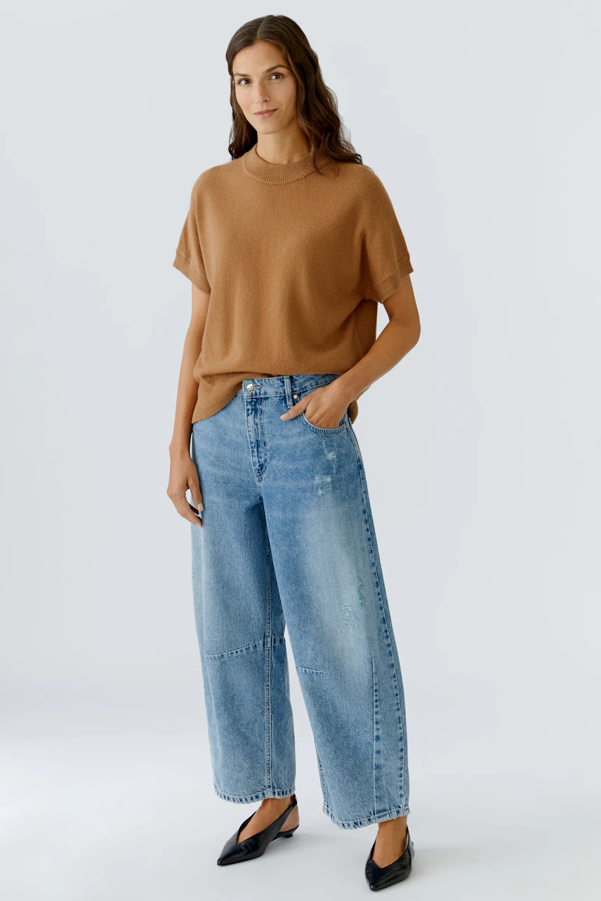 Bequemer Damen-Pullover in Braun, lässig kombiniert mit weiten Jeans und schlichten Schuhen.