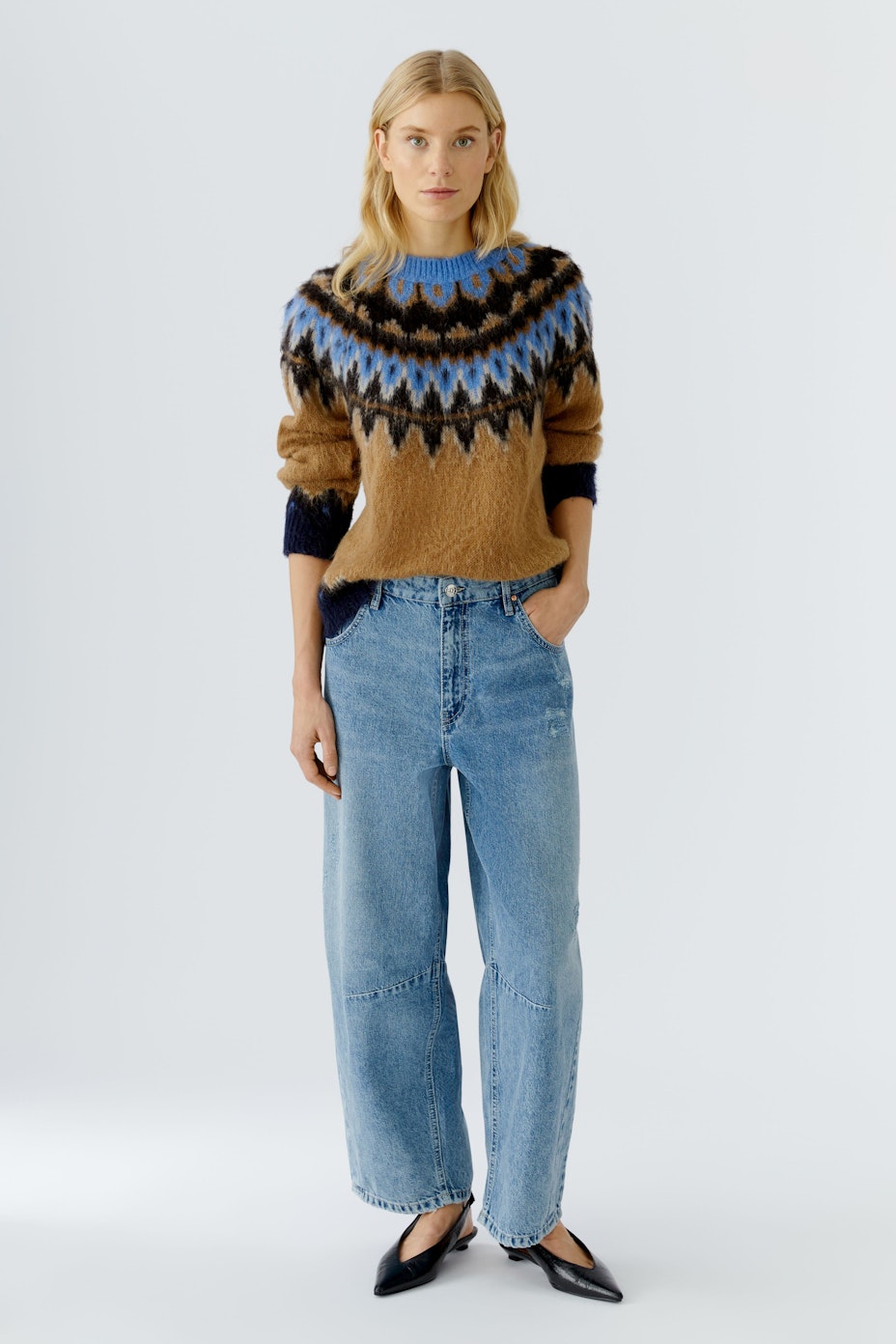 Bequemer Damen-Pullover in Braun und Blau mit auffälligem Muster, ideal für lässige Outfits.