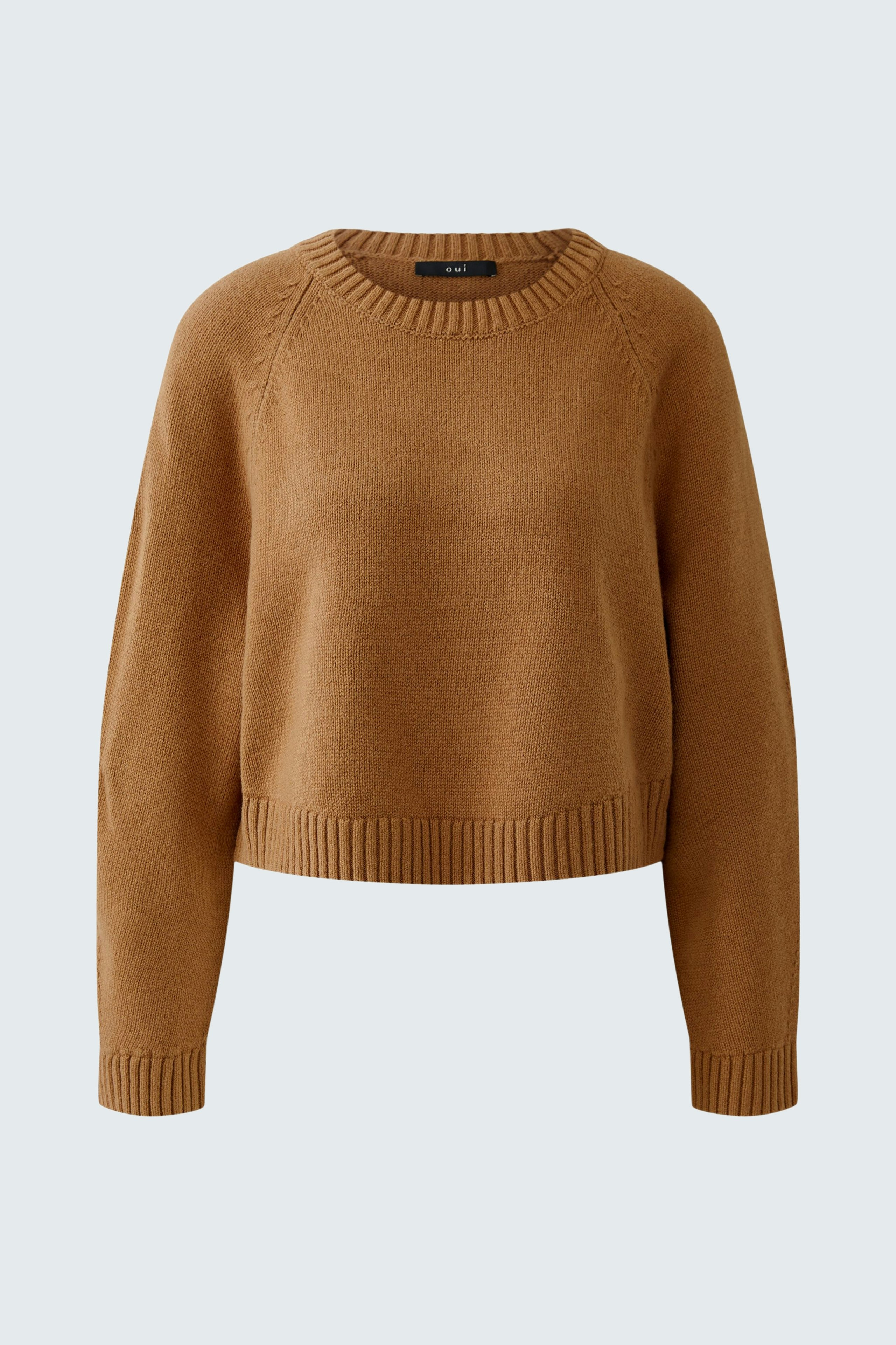 Casual women's pullover in warm brown, featuring a relaxed fit and ribbed hem.