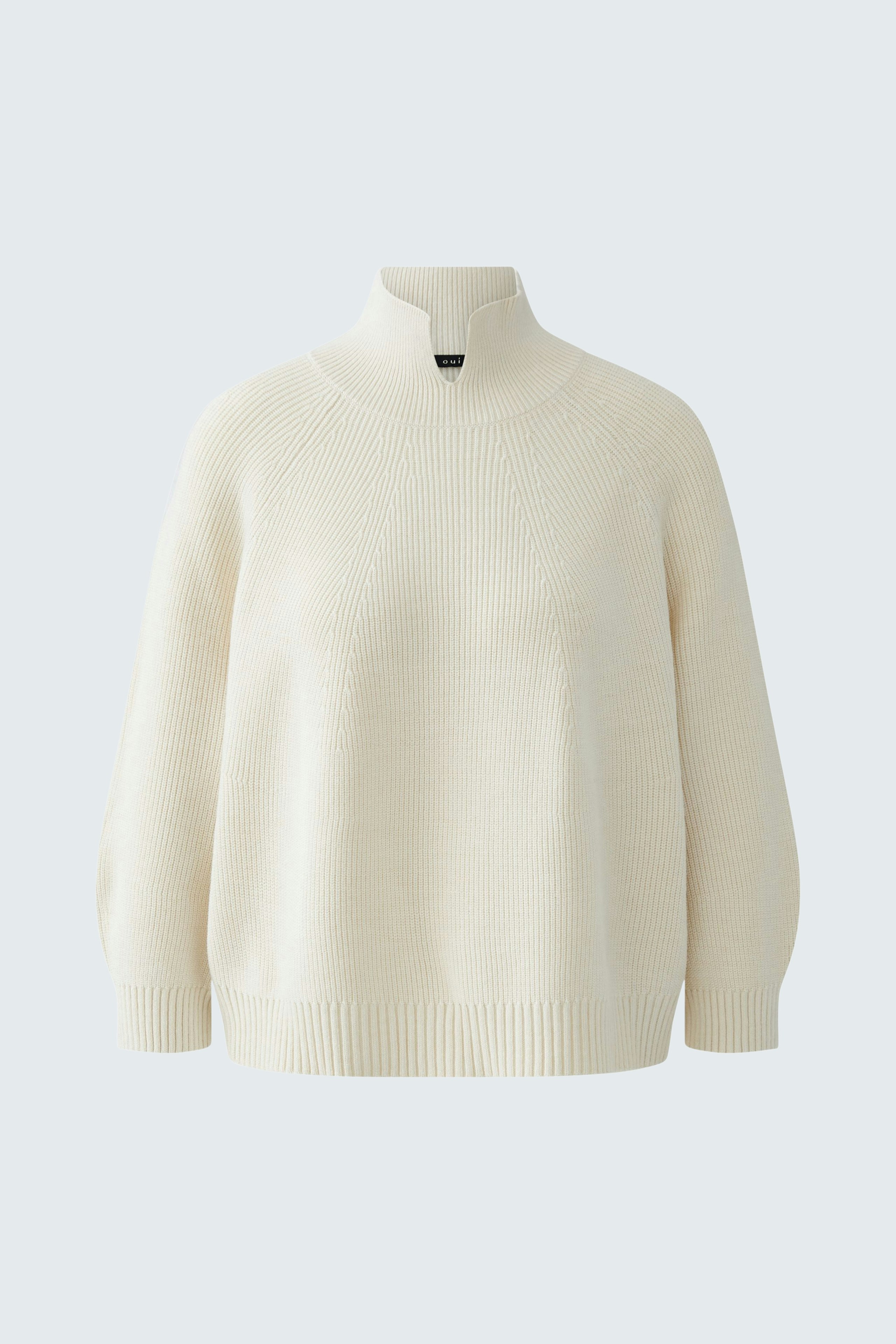 Casual women's pullover: Cream-colored, relaxed fit with a high collar, perfect for everyday wear.