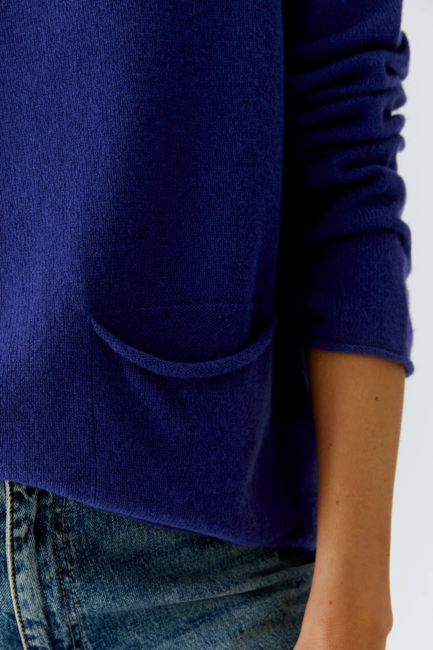 Casual women's pullover in deep blue with pockets, perfect for everyday wear.