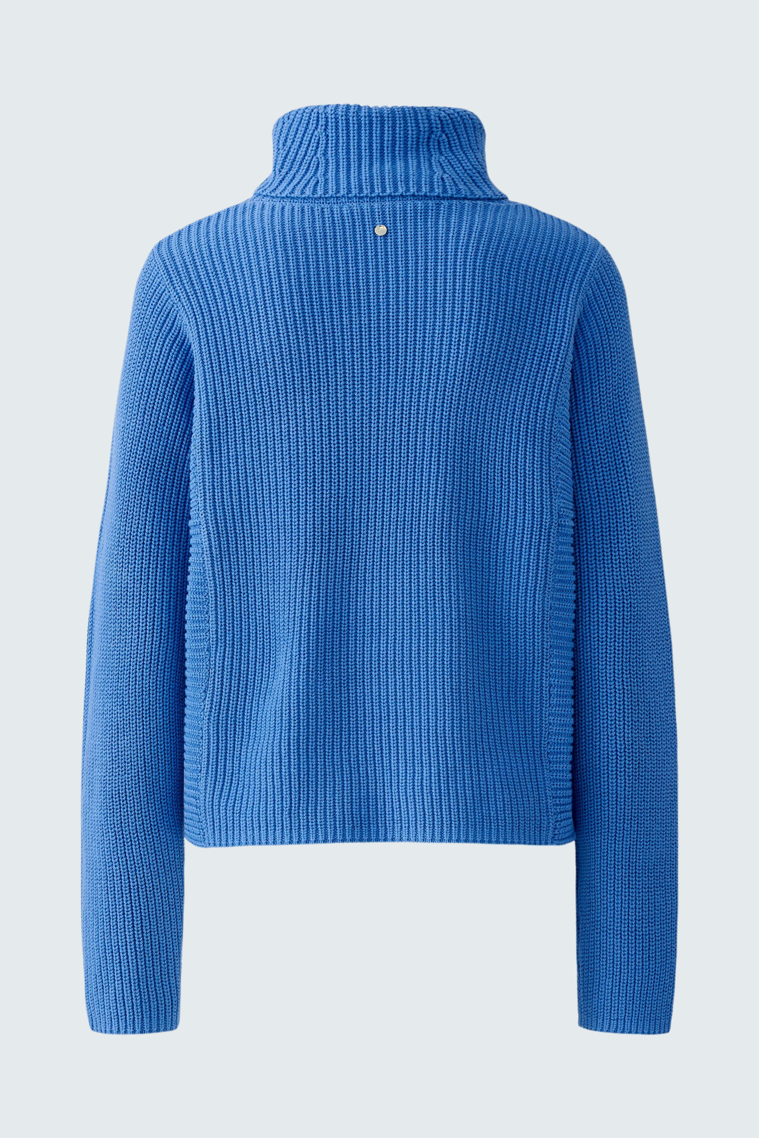 Casual women's pullover: Blue ribbed pullover with a high collar, perfect for everyday wear.