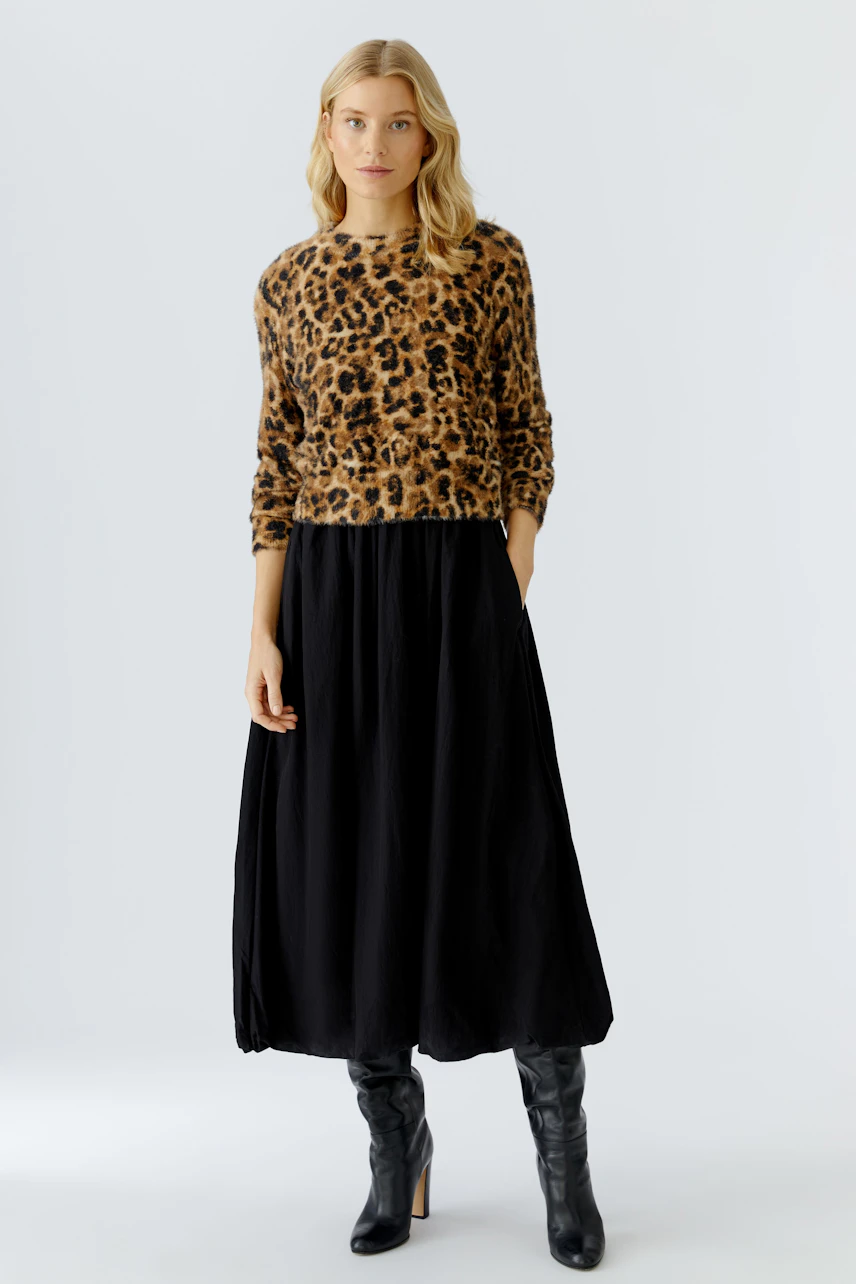 Damen-Pullover im Leo-Design: Frau trägt einen gemusterten Pullover mit lässigem Schnitt.