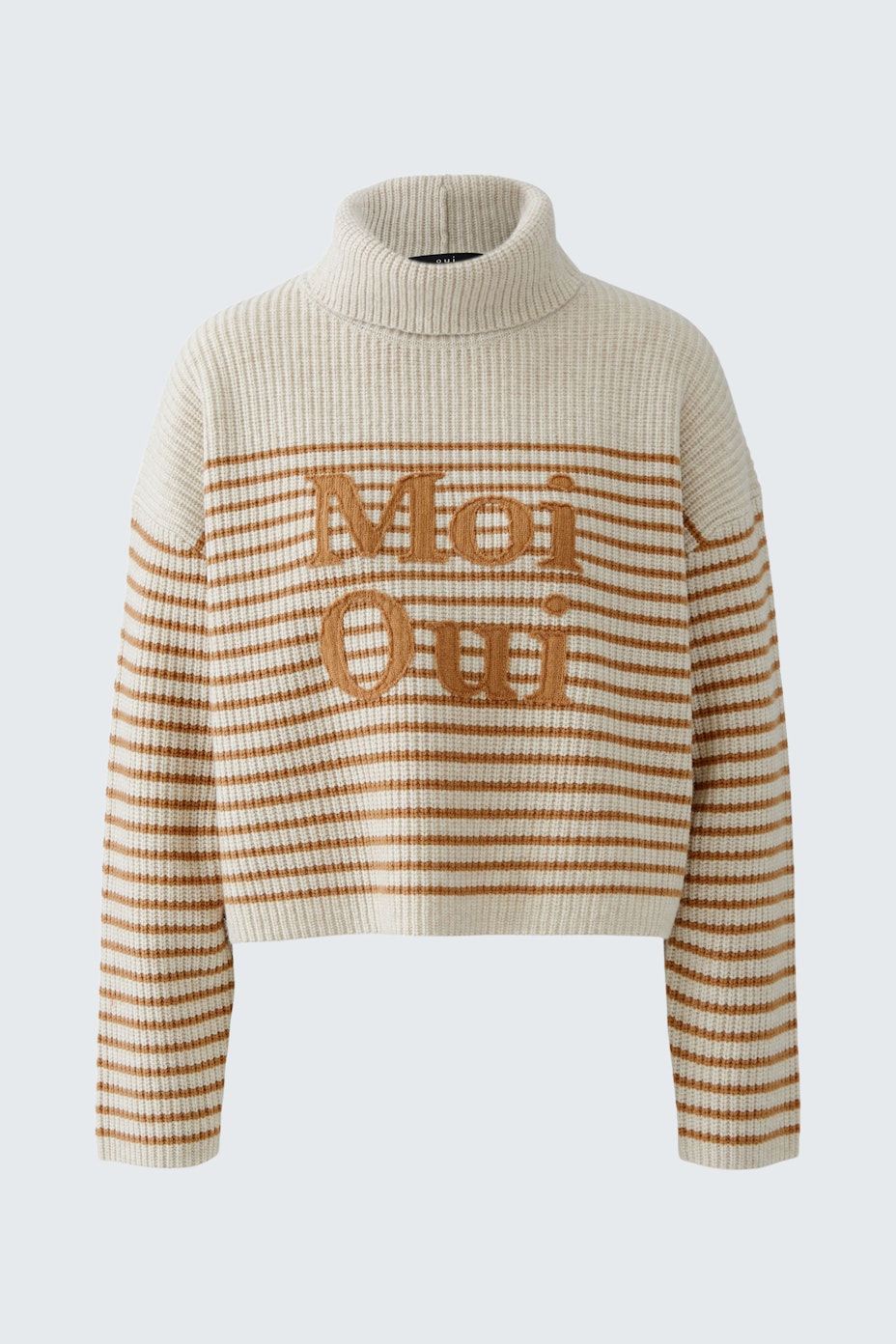 Gemütlicher Damen-Pullover: Frau trägt einen gestreiften, cropped Pullover mit Logo-Print.