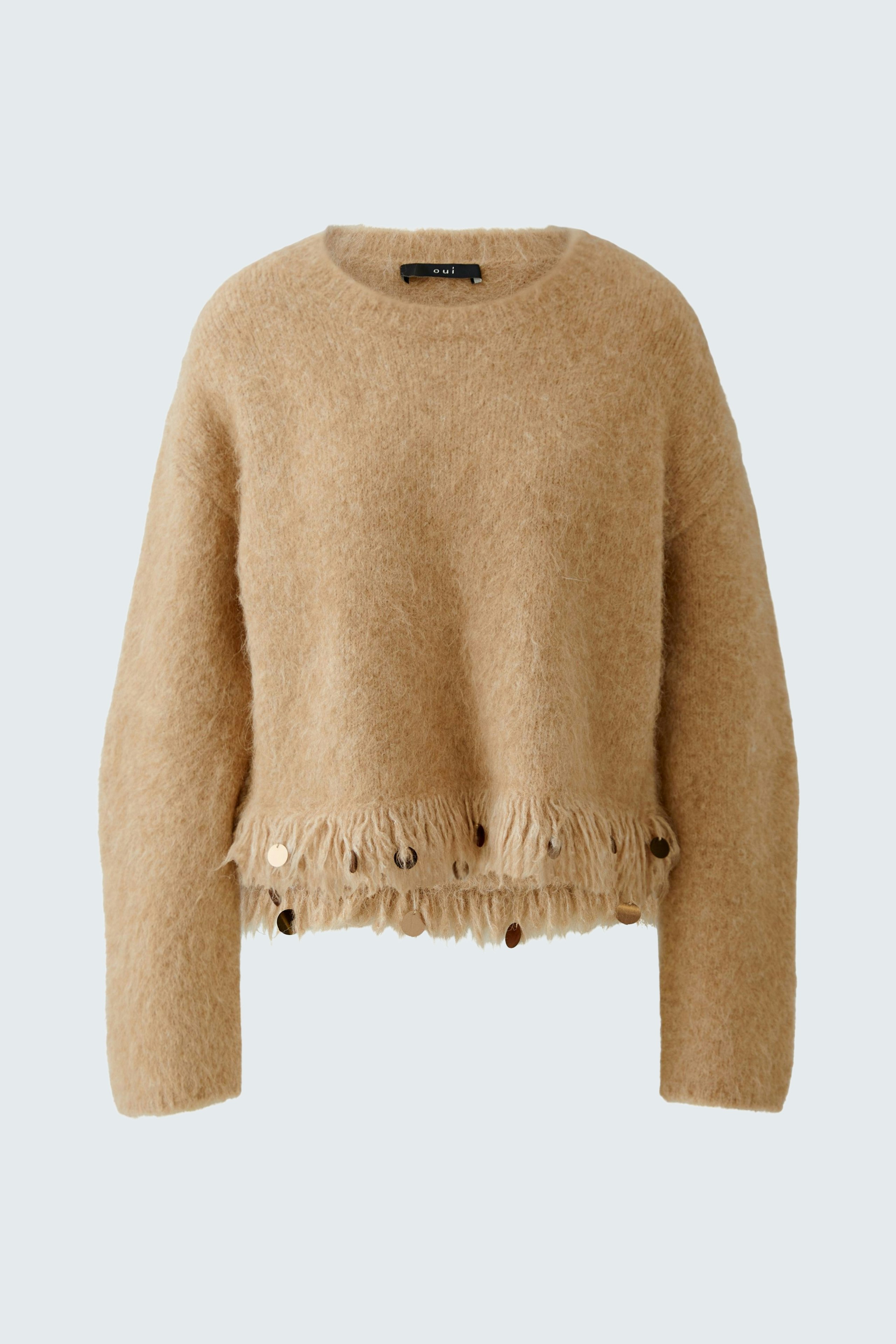 Casual women's pullover in soft beige with a fringed hem, perfect for relaxed outfits.