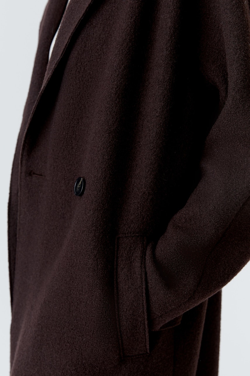 Damen-Wintermantel: Brauner Mantel mit Taschen und Knopfdetails, lässig und warm.