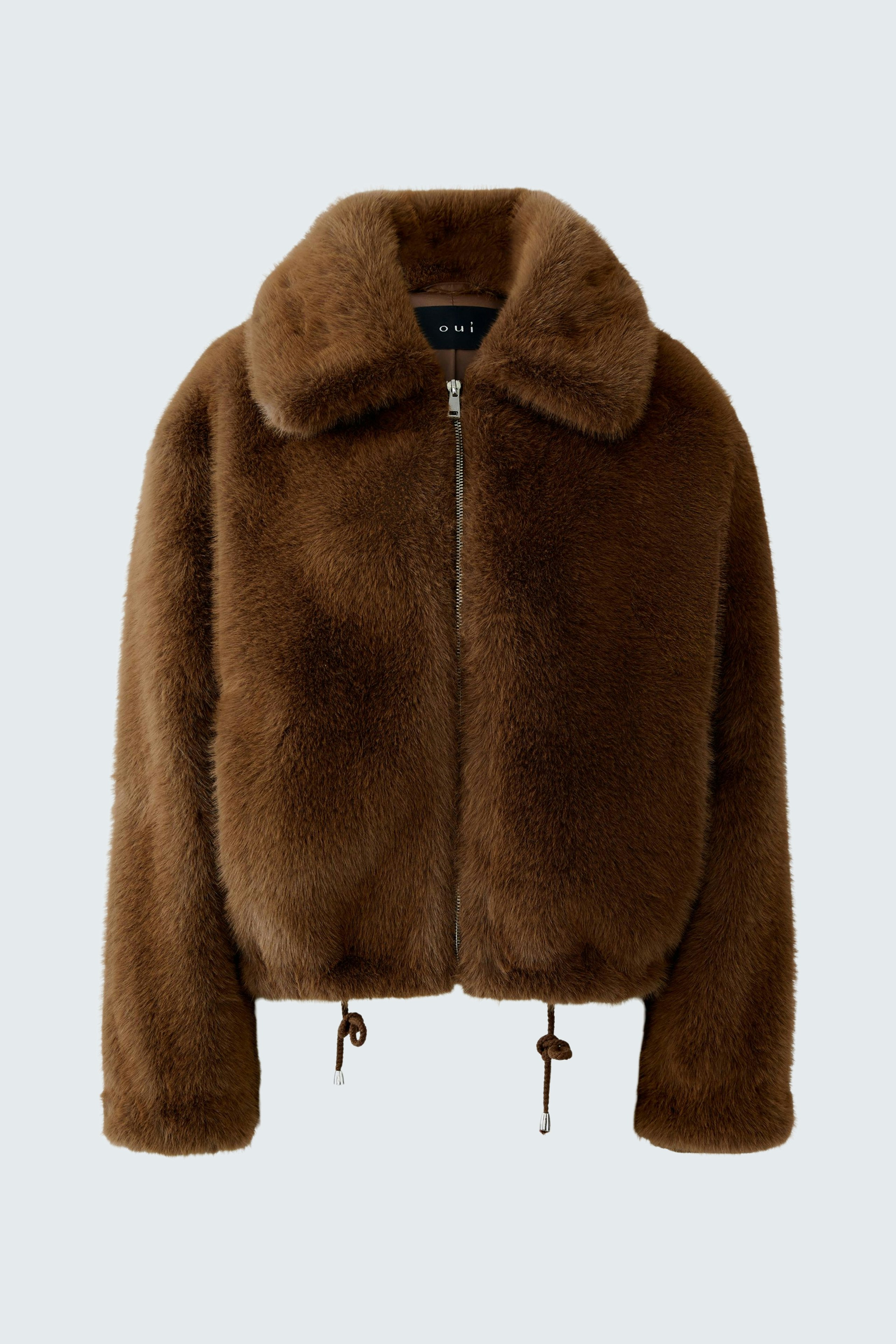 Cozy women's jacket in soft brown faux fur with a zip closure and adjustable hem.