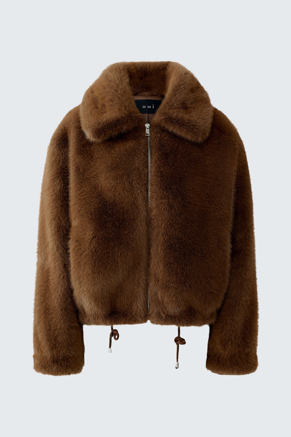 Flauschige Damen-Jacke in Braun mit Reißverschluss und lässigem Schnitt.