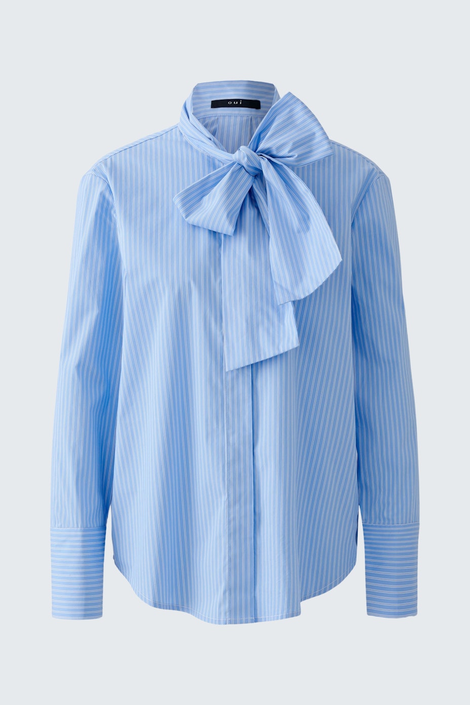 Helle Damen-Bluse mit Streifen und großem Kragenband, ideal für lässige Anlässe.