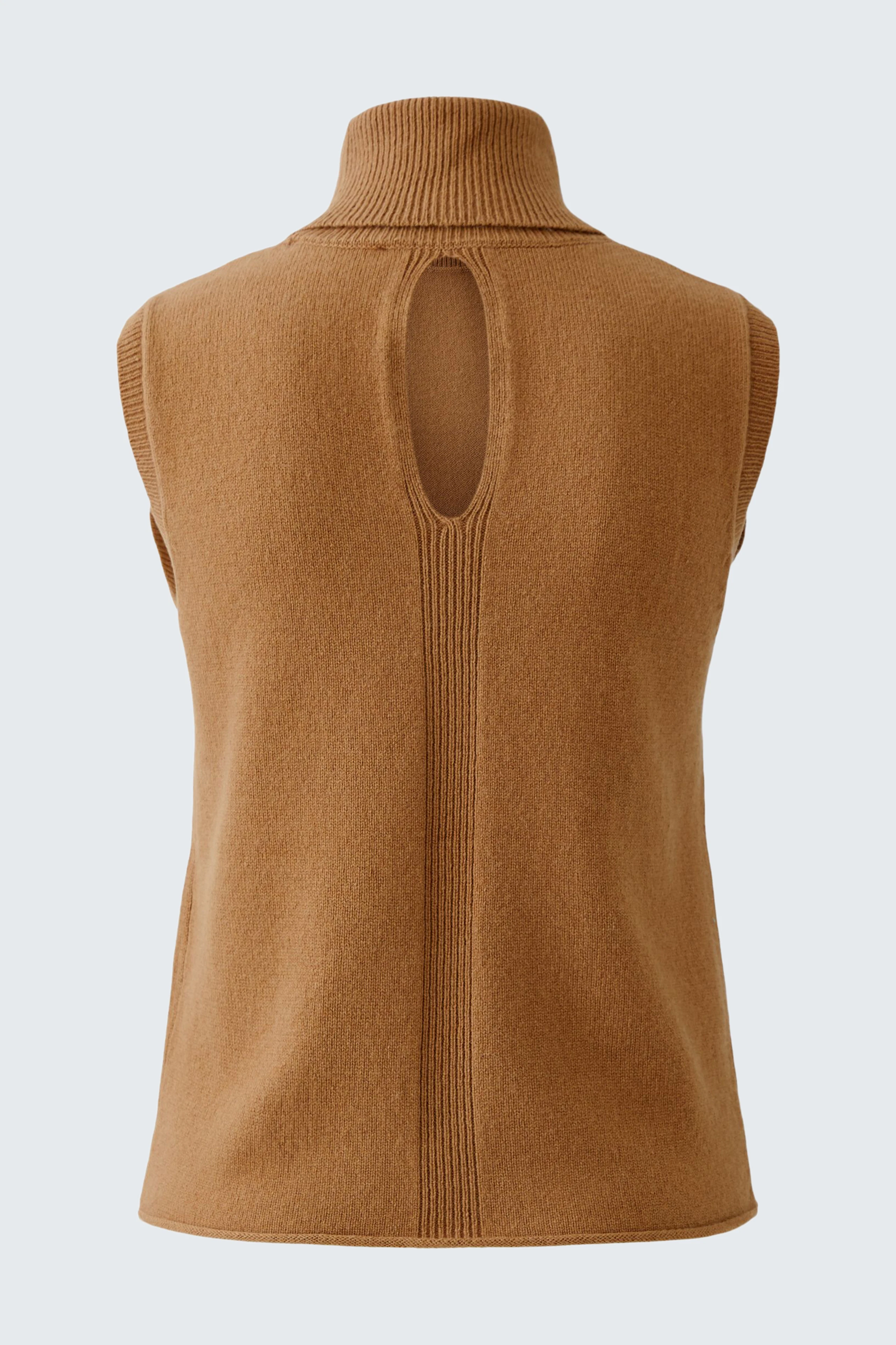 Beige Damen-Top mit Stehkragen und Rückenschlitz, lässig und modern.