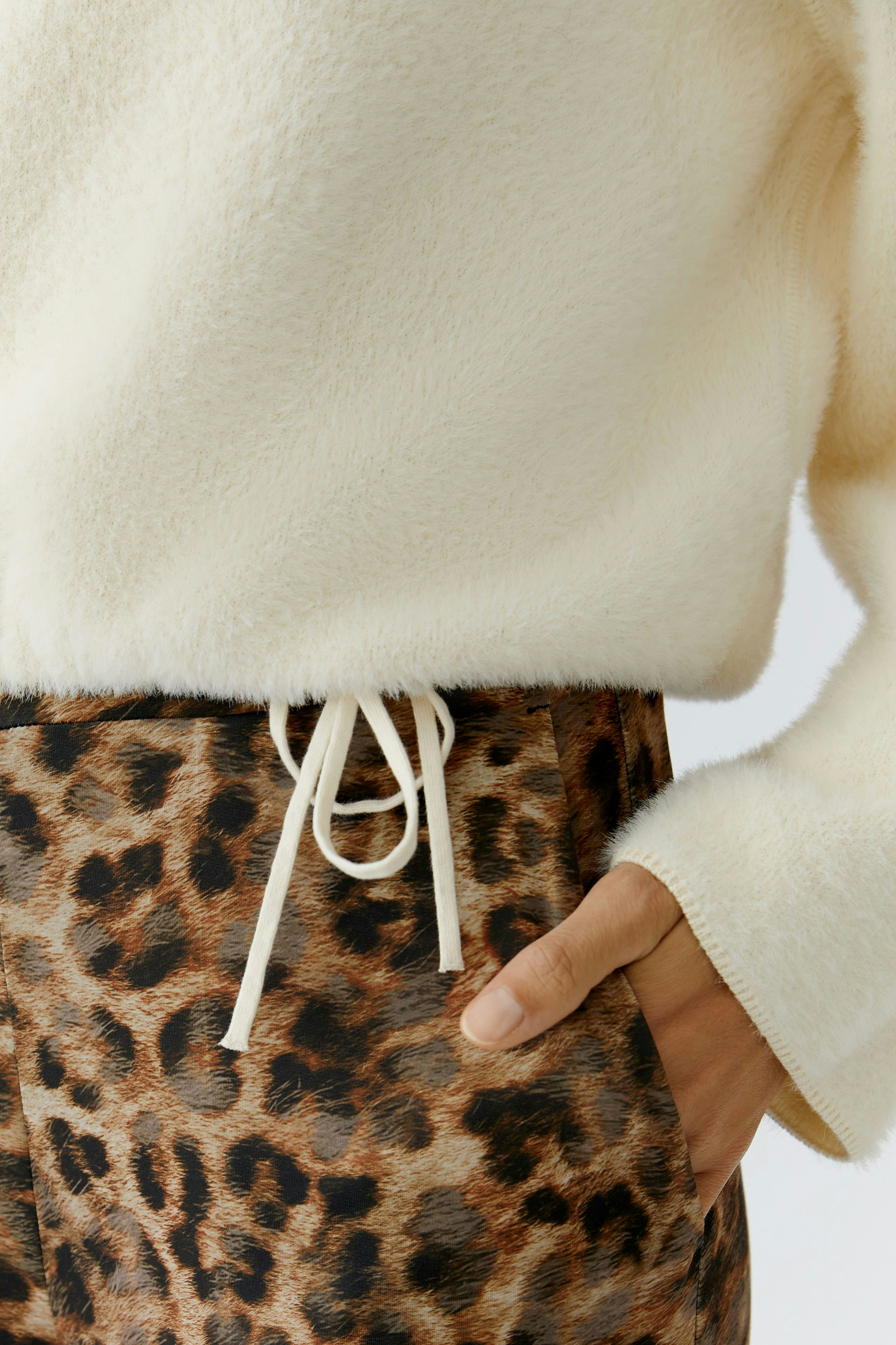 Bequemer Damen-Pullover in Creme mit Kordelzug und lässigem Schnitt, ideal für entspannte Outfits.