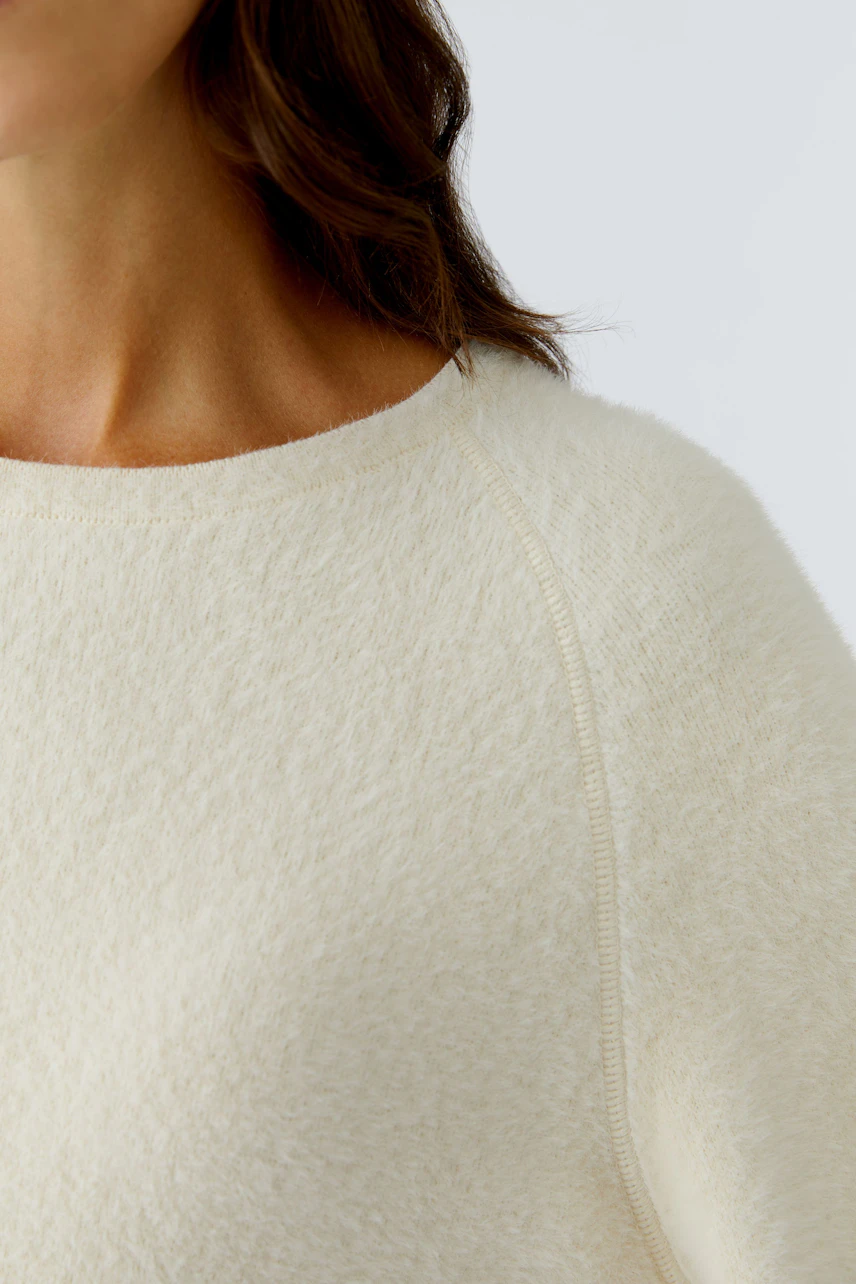 Bequemer Damen-Pullover in Cremefarbe mit weichem Material und lässigem Schnitt.