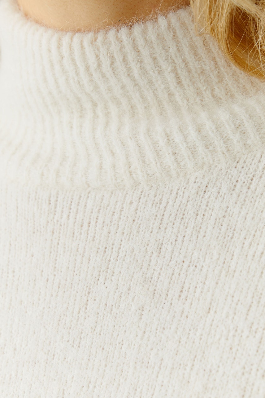 Bequemer Damen-Pullover: Weiße Strickstruktur mit hohem Kragen, ideal für lässige Looks.