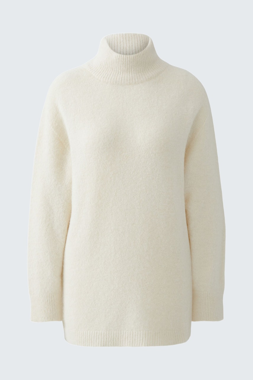 Bequemer Damen-Pullover in Creme mit hohem Kragen und lässigem Schnitt für einen entspannten Look.