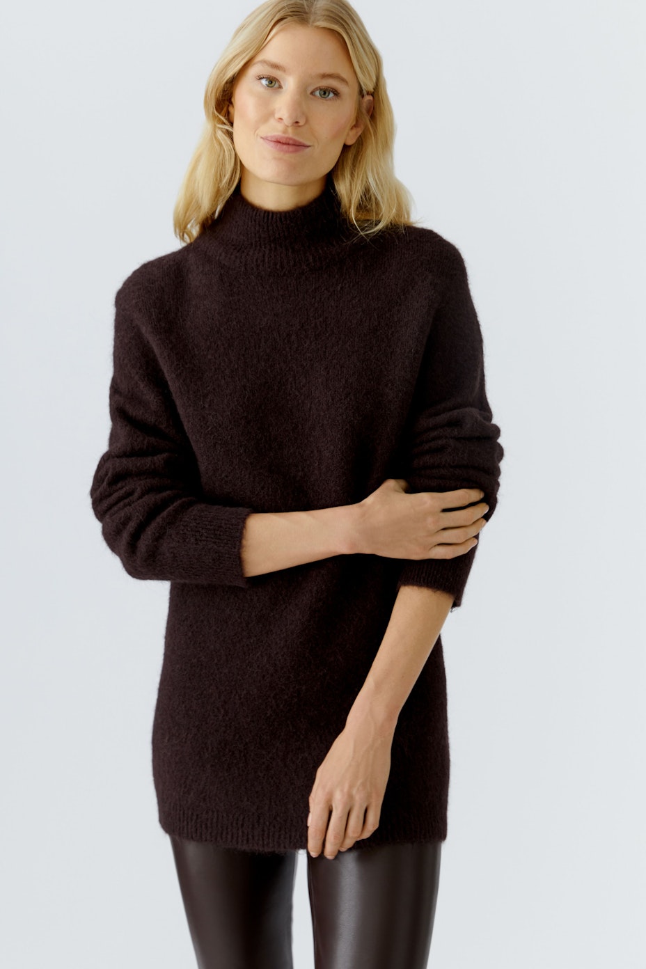 Damen-Pullover in Dunkelbraun mit hohem Kragen, lässig und bequem für den Alltag.
