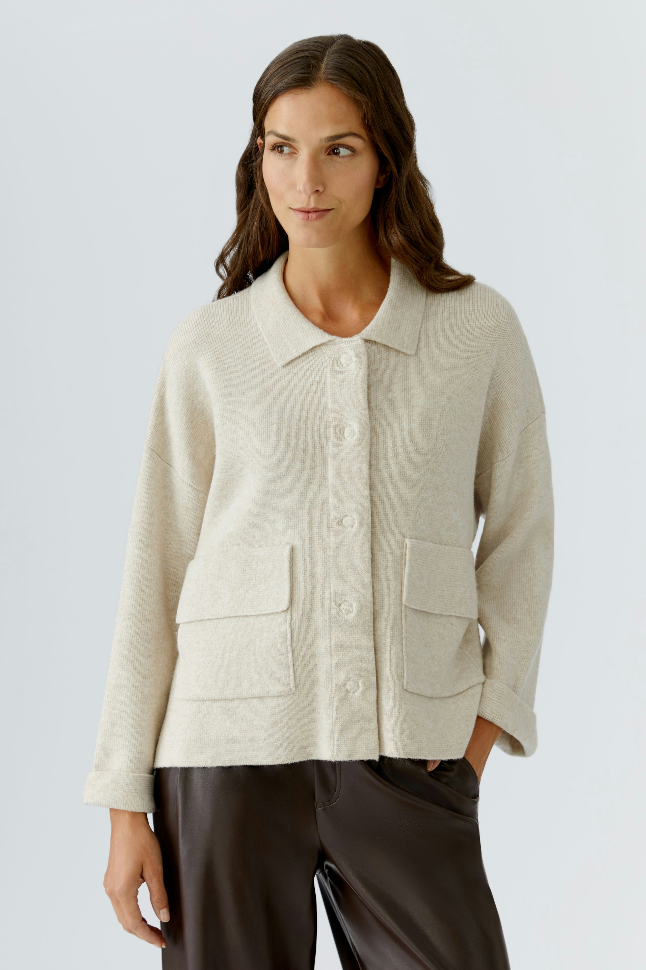 Casual women's cardigan: A woman in a light beige cardigan with pockets, styled effortlessly.