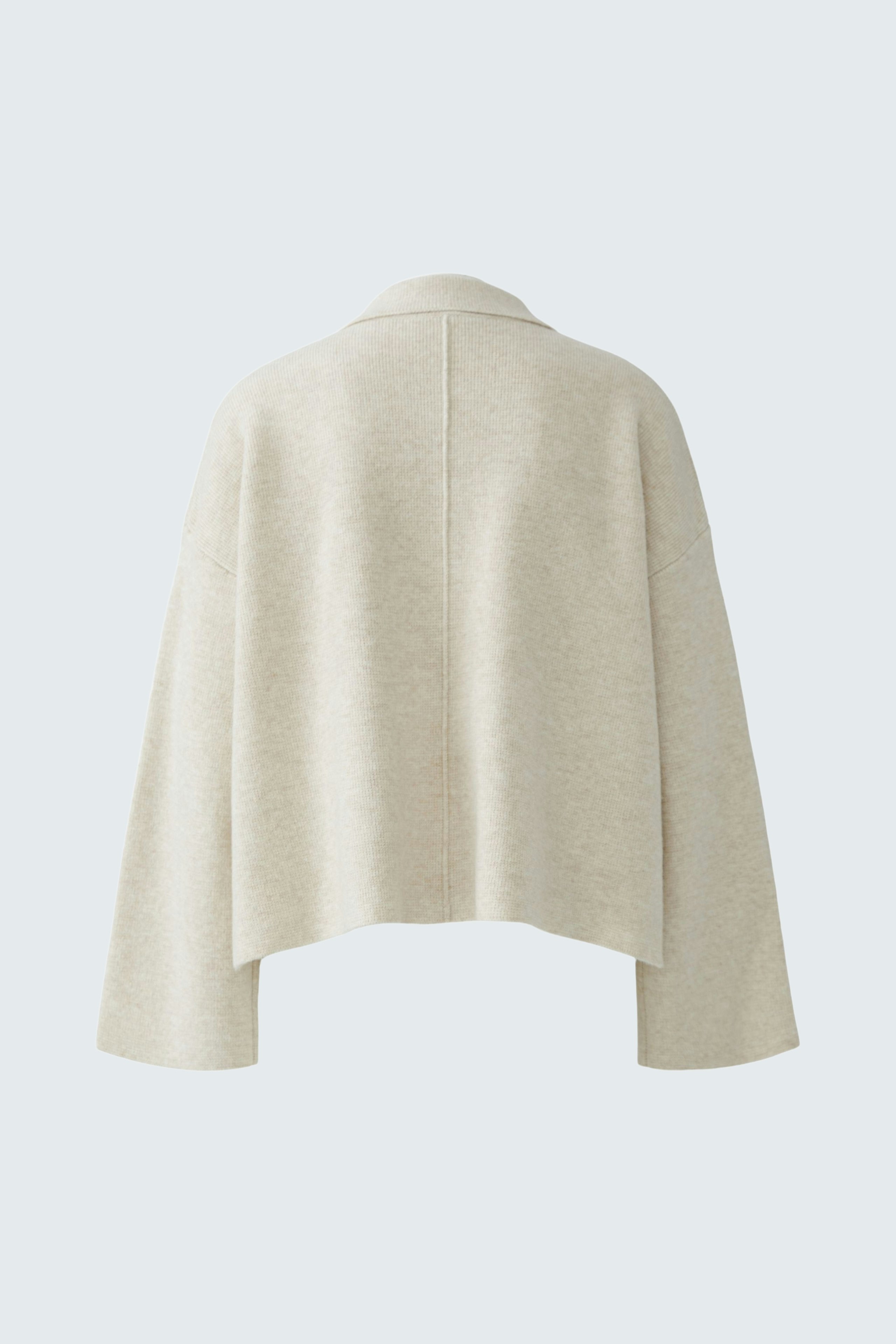 Casual women's cardigan: A light beige cardigan with a relaxed fit, perfect for layering.