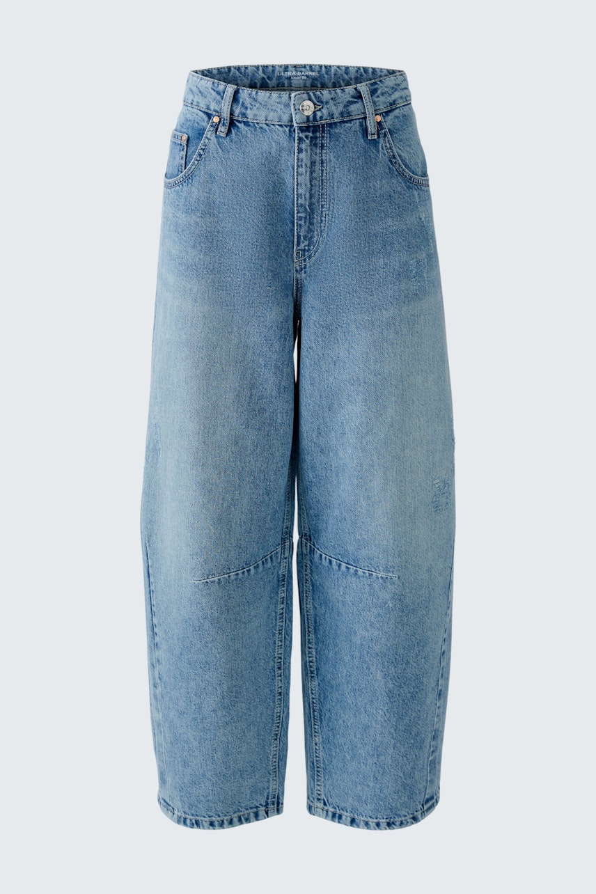 Bequeme Jeans Barrel: Helle Damen-Jeans mit weitem Schnitt und lässigem Look.