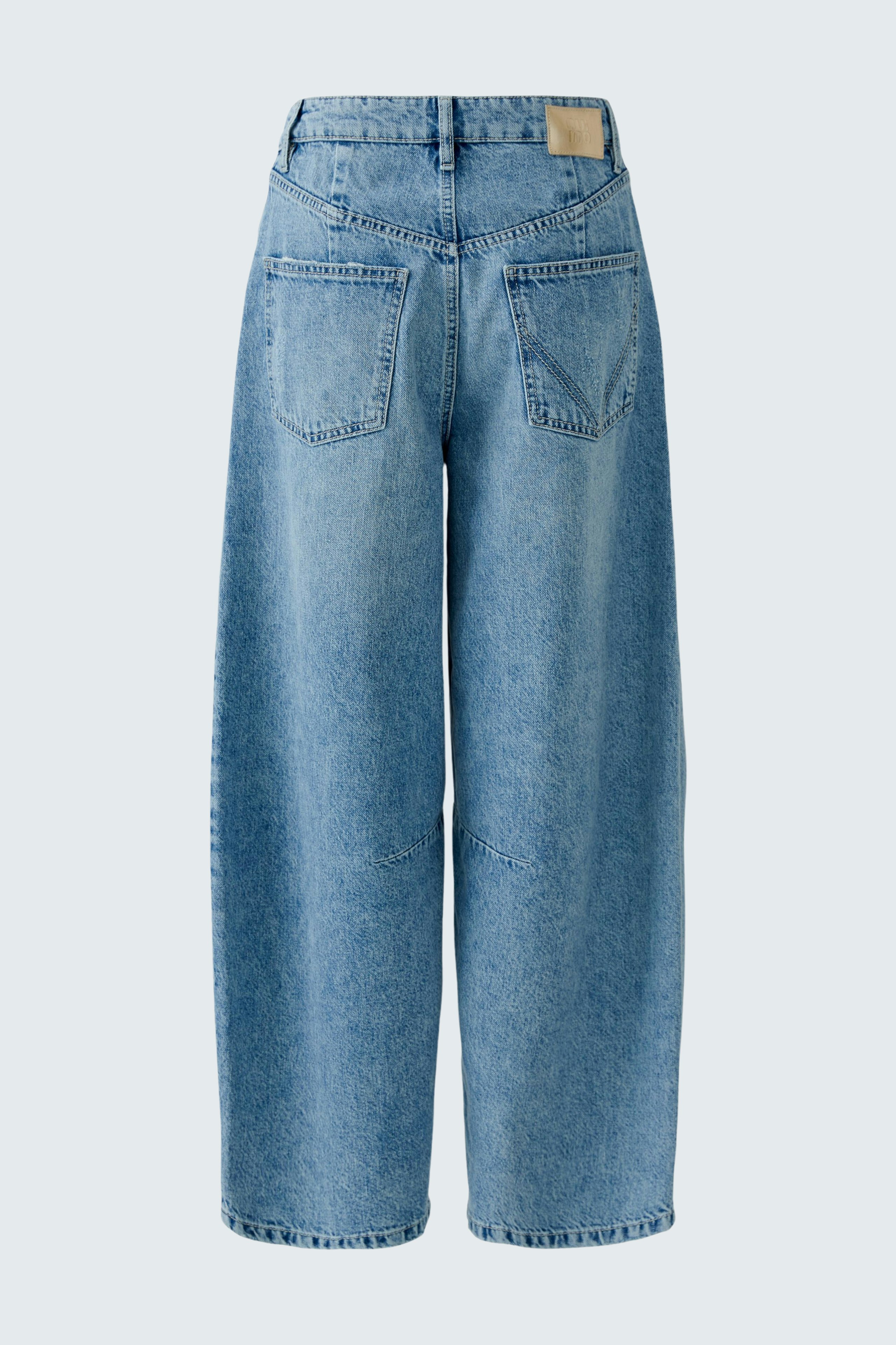 Casual women's jeans: Light blue barrel jeans with a relaxed fit and classic five-pocket design.