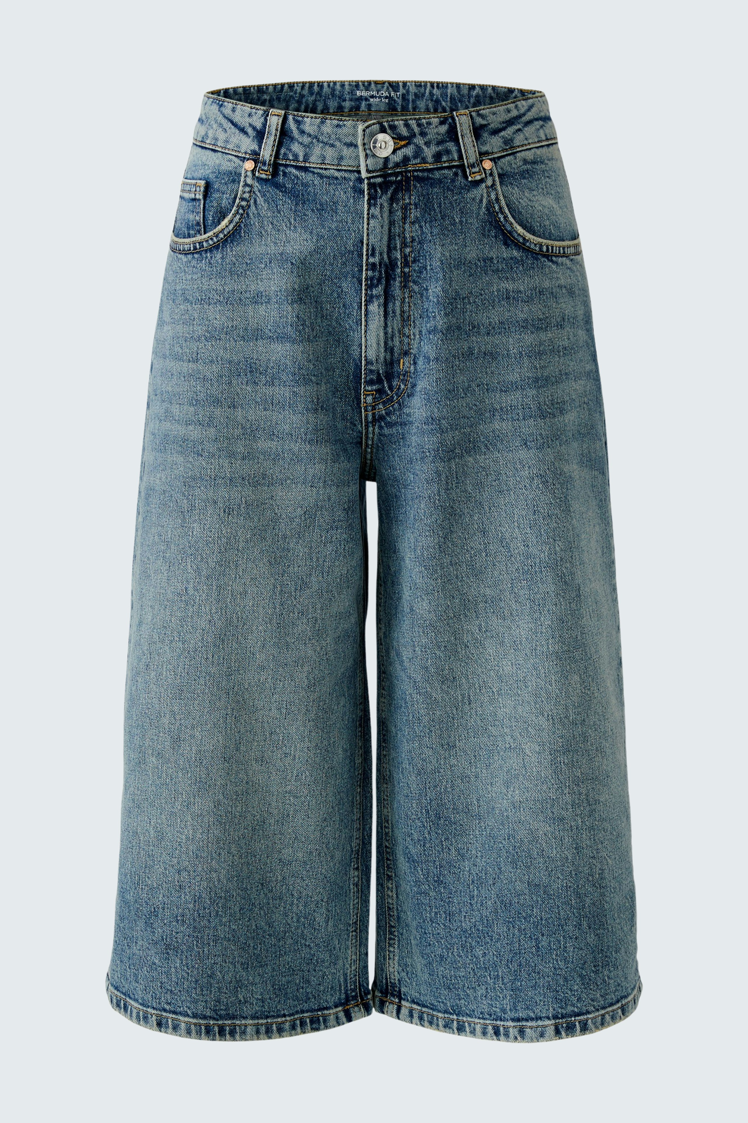 Casual women's jeans Bermuda: Blue denim Bermuda shorts with a relaxed fit and wide legs.