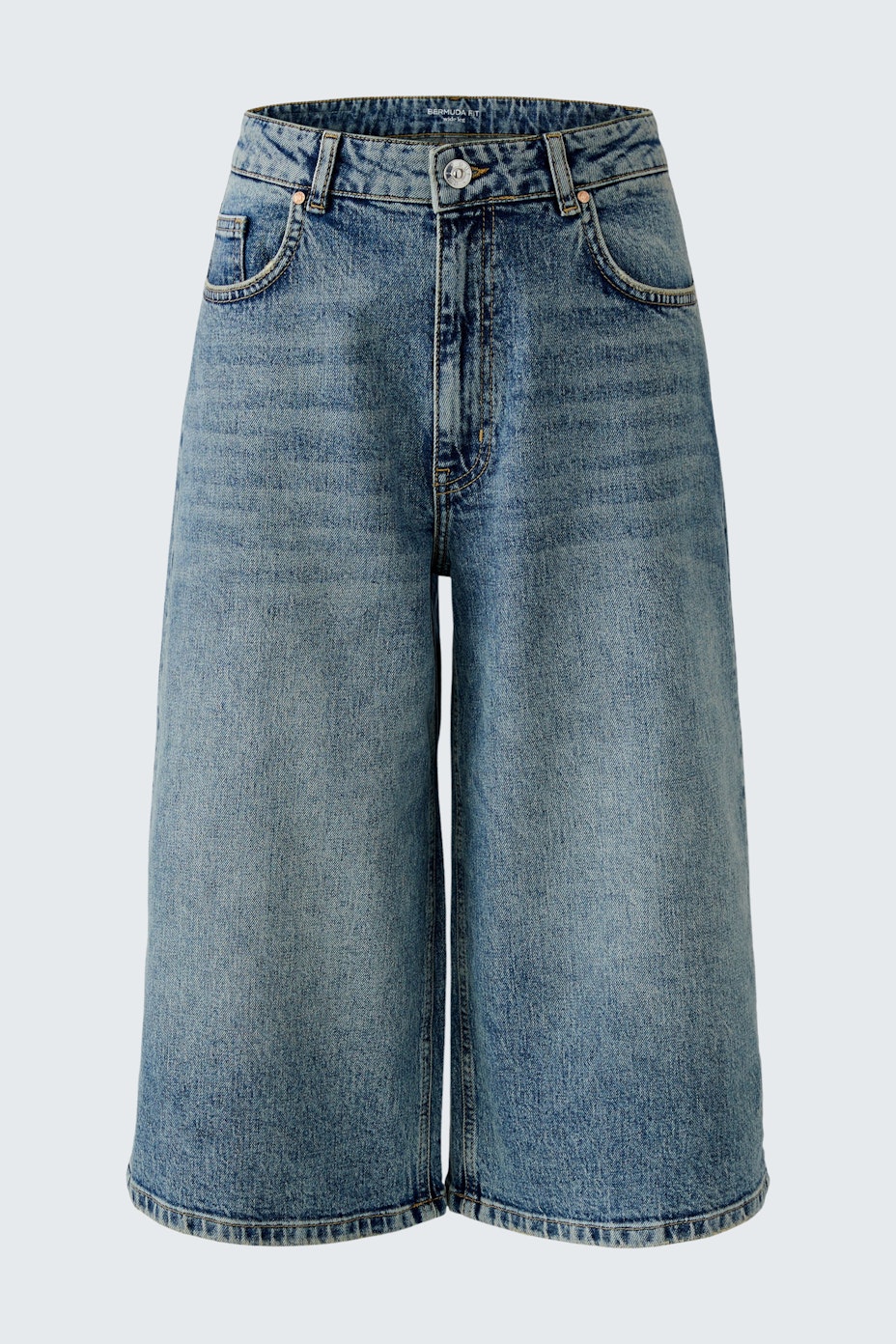 Bequeme Jeans Bermuda für Damen in hellem Denim, ideal für lässige Outfits.