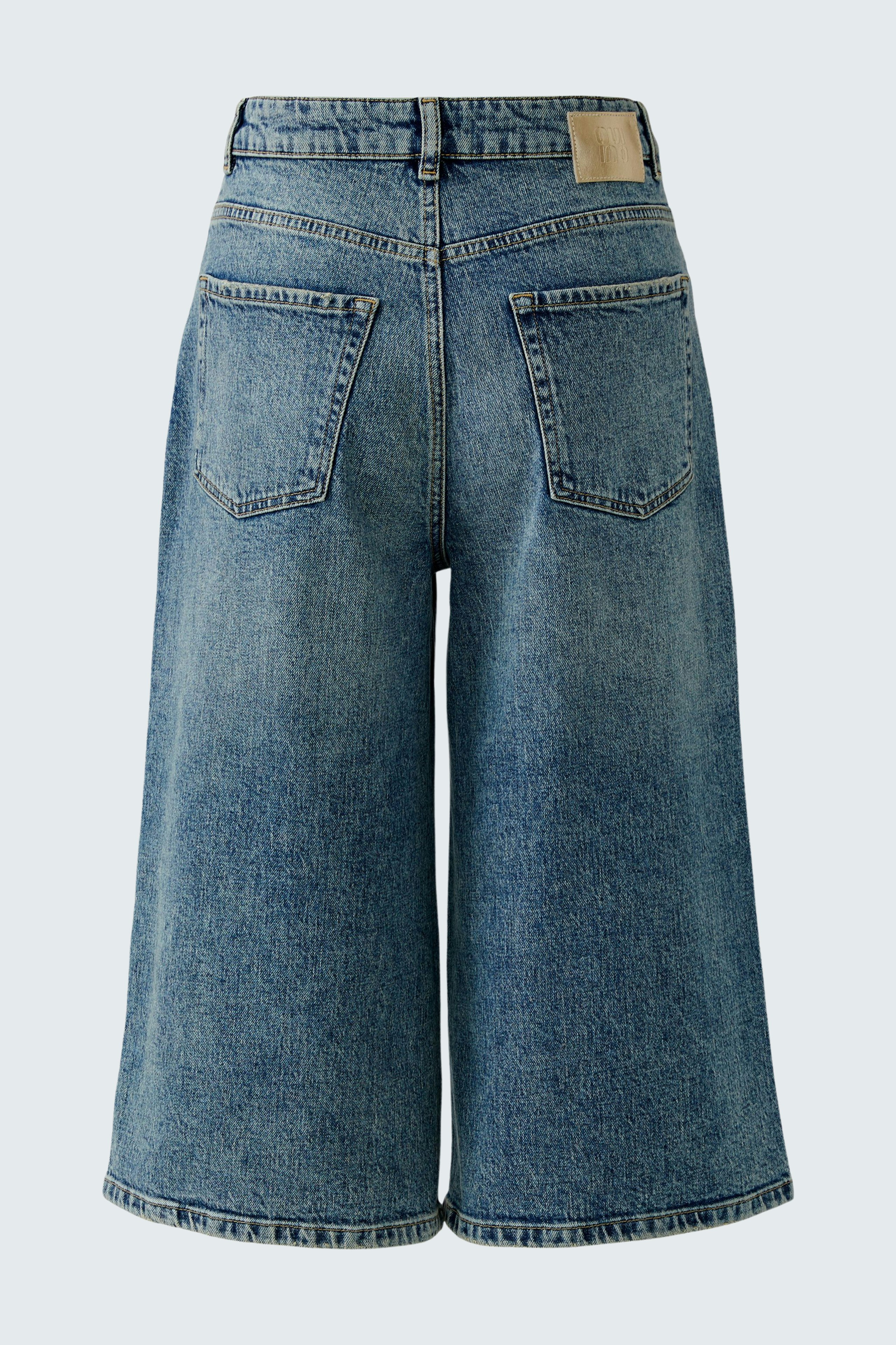 Casual women's Bermuda jeans: Blue denim with a relaxed fit and wide legs, perfect for warm days.