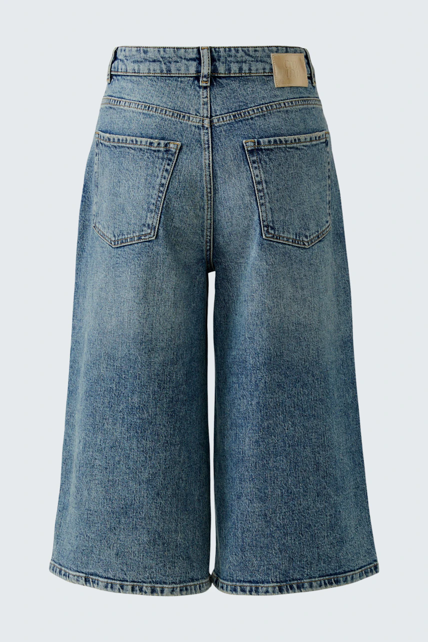 Casual women's Bermuda jeans: Blue denim with a relaxed fit and wide legs, perfect for warm days.