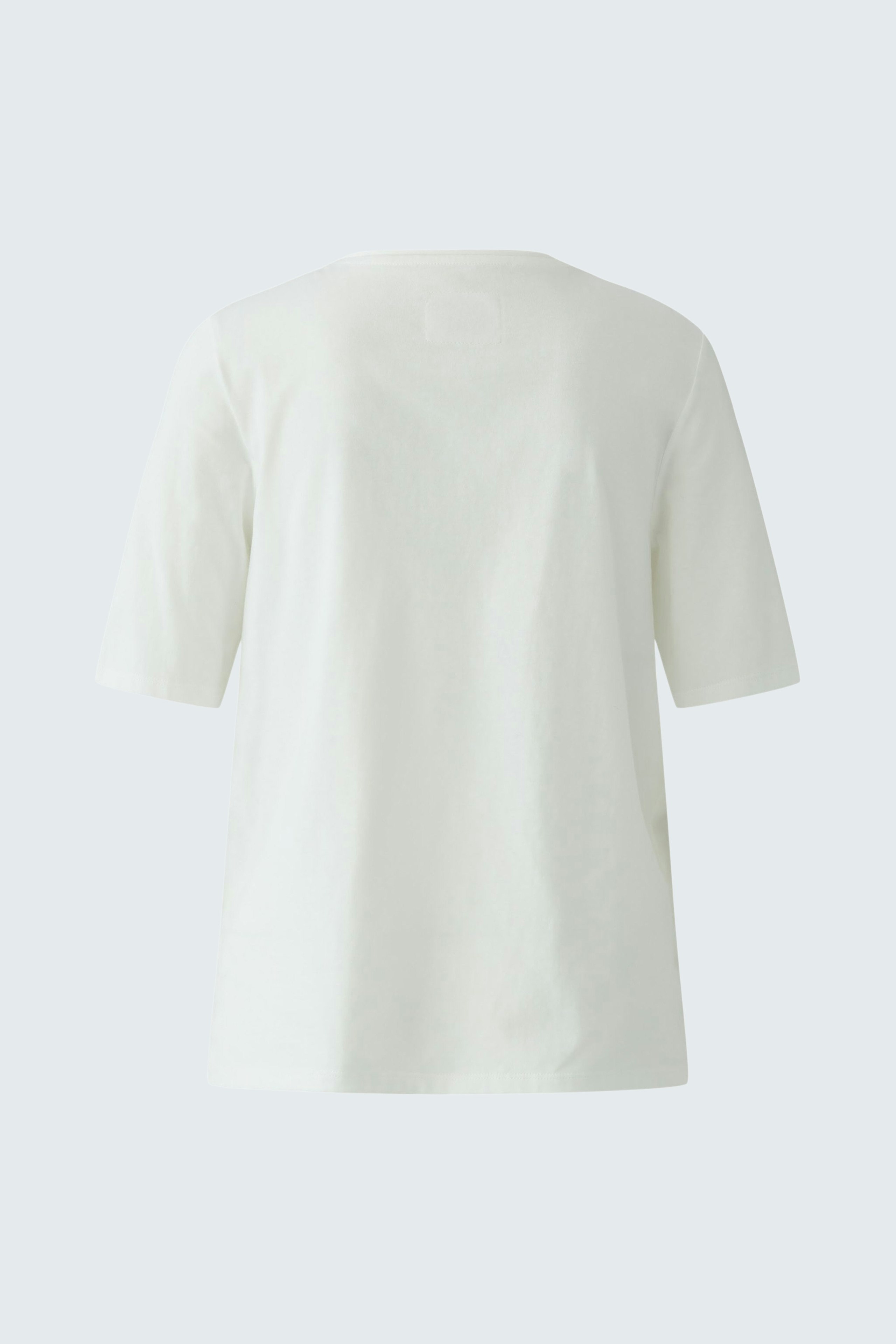 Casual women's T-shirt in soft white fabric with short sleeves, perfect for everyday wear.