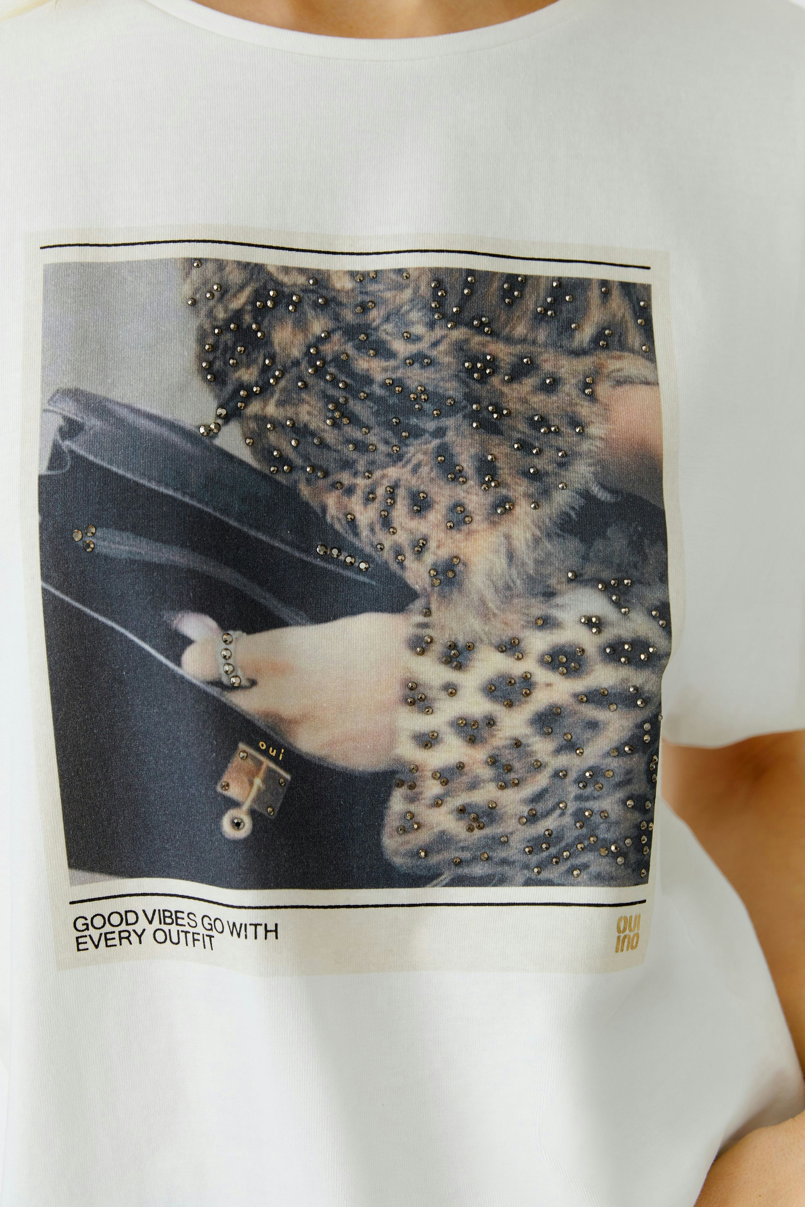 Casual women's T-shirt featuring a stylish graphic print and relaxed fit.