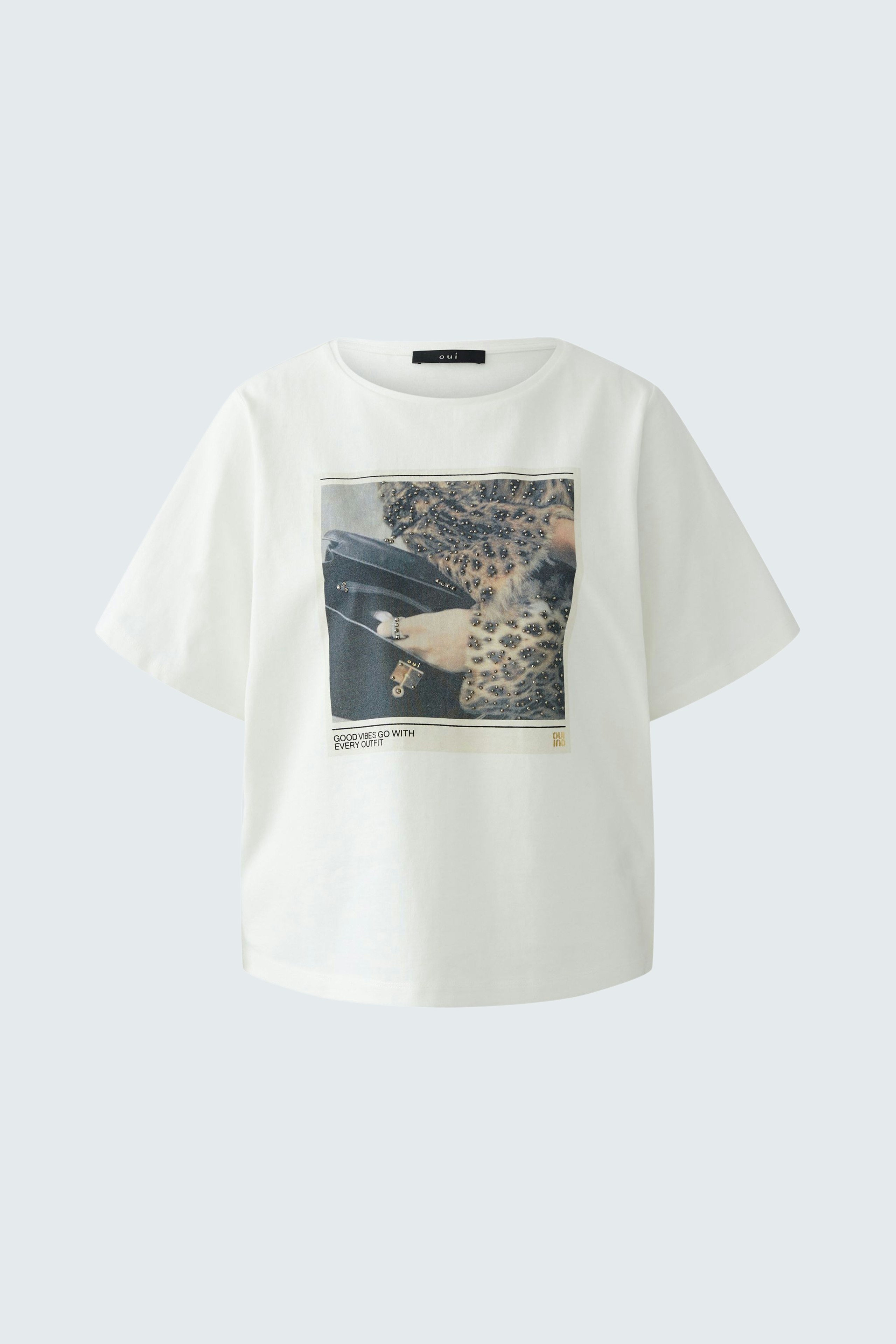 Casual women's T-shirt: White top featuring a graphic print, perfect for everyday wear.