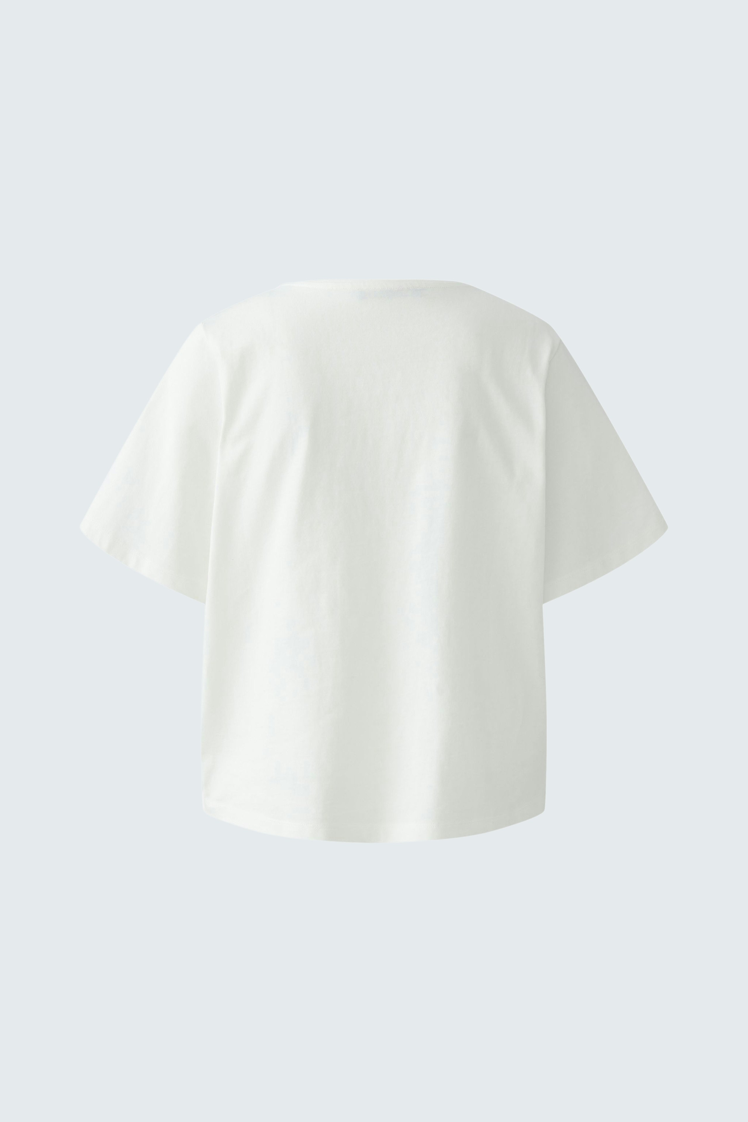 Casual women's T-shirt: Simple white design with short sleeves, perfect for everyday wear.
