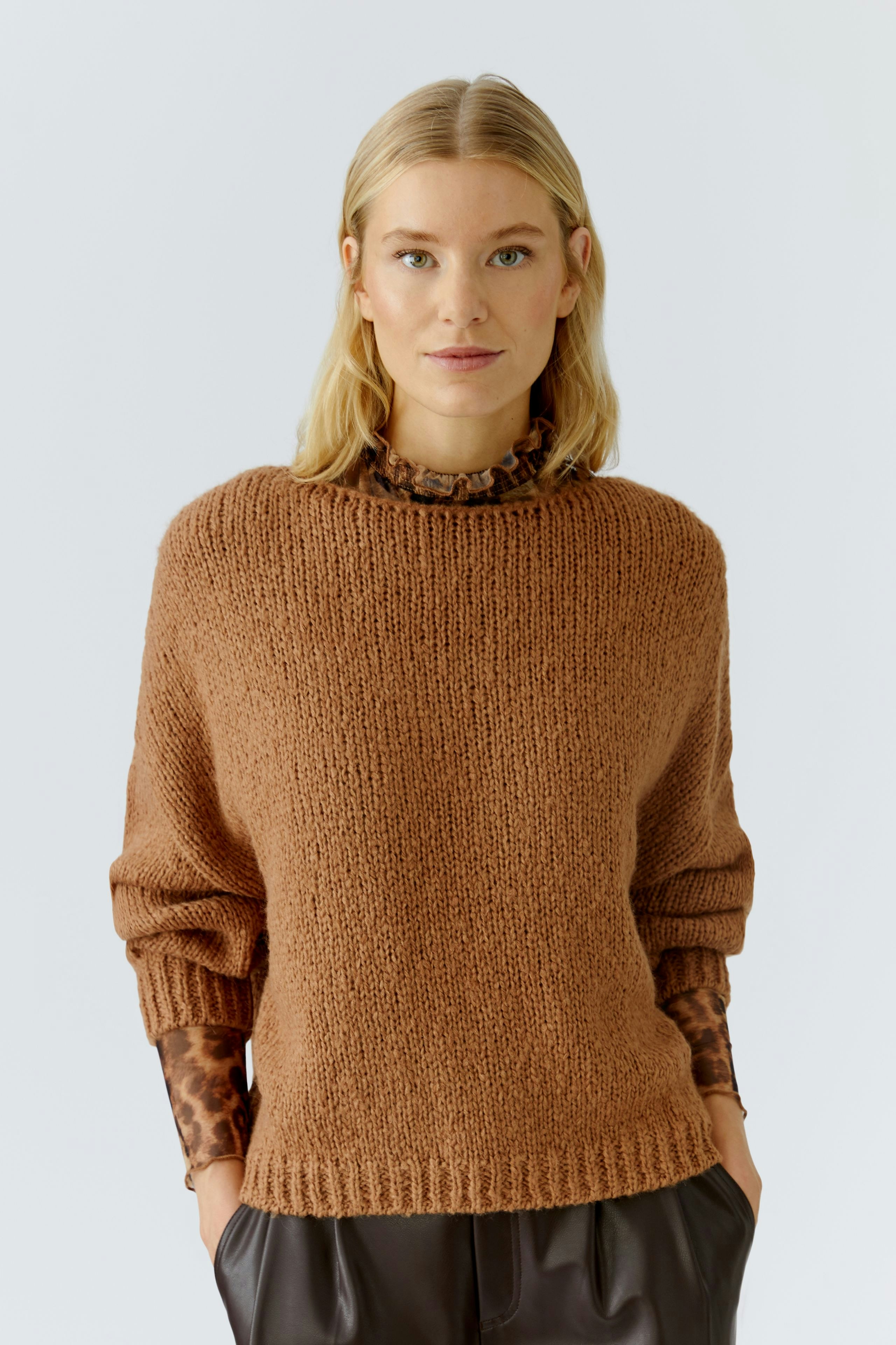 Casual women's pullover in warm brown, featuring a relaxed fit and cozy texture.