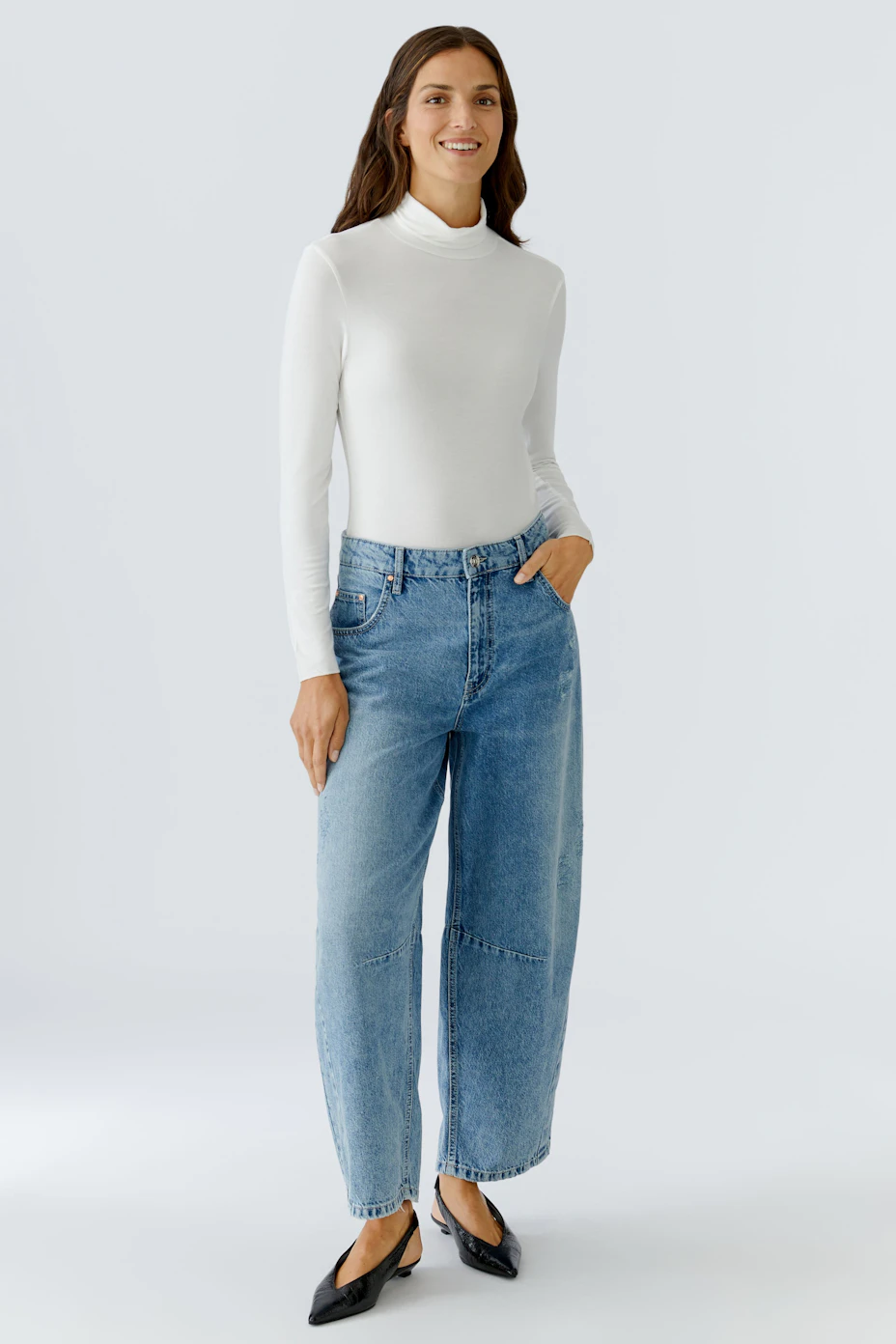 Klassisches Langarmshirt: Weißes Damen-Shirt mit Stehkragen, ideal für lässige Outfits.