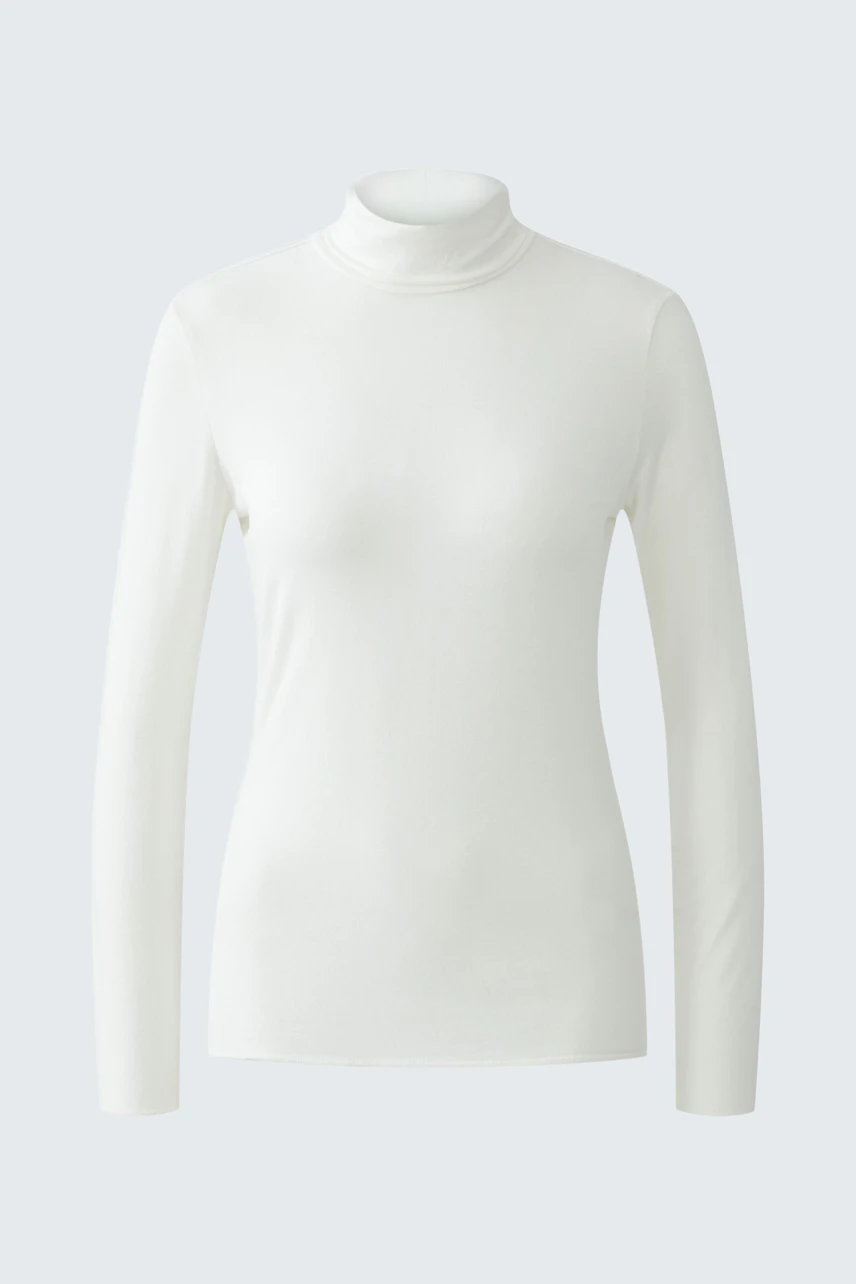 Casual women's long-sleeve shirt: White turtleneck top with a fitted design, perfect for layering.