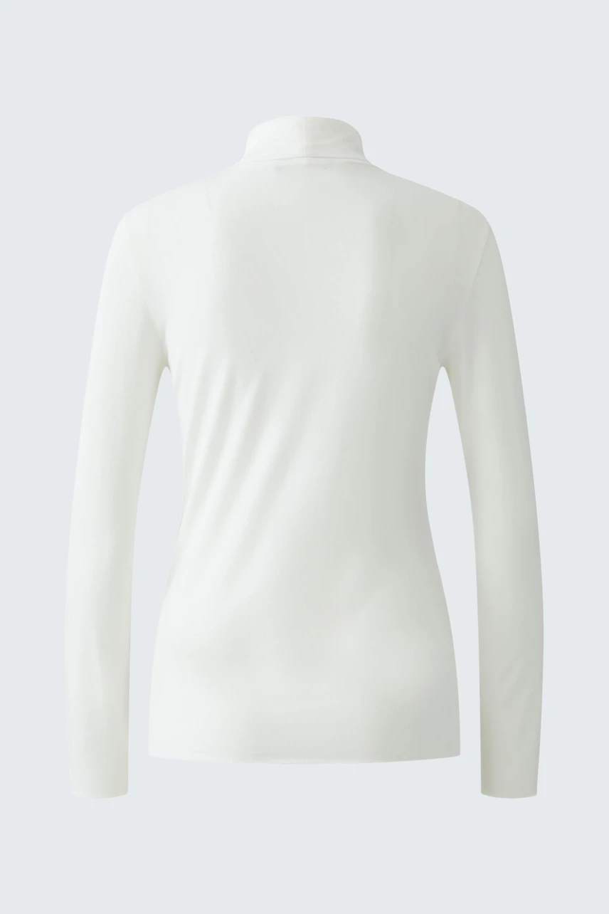 Casual women's long-sleeve shirt in white, featuring a simple design and a comfortable fit.