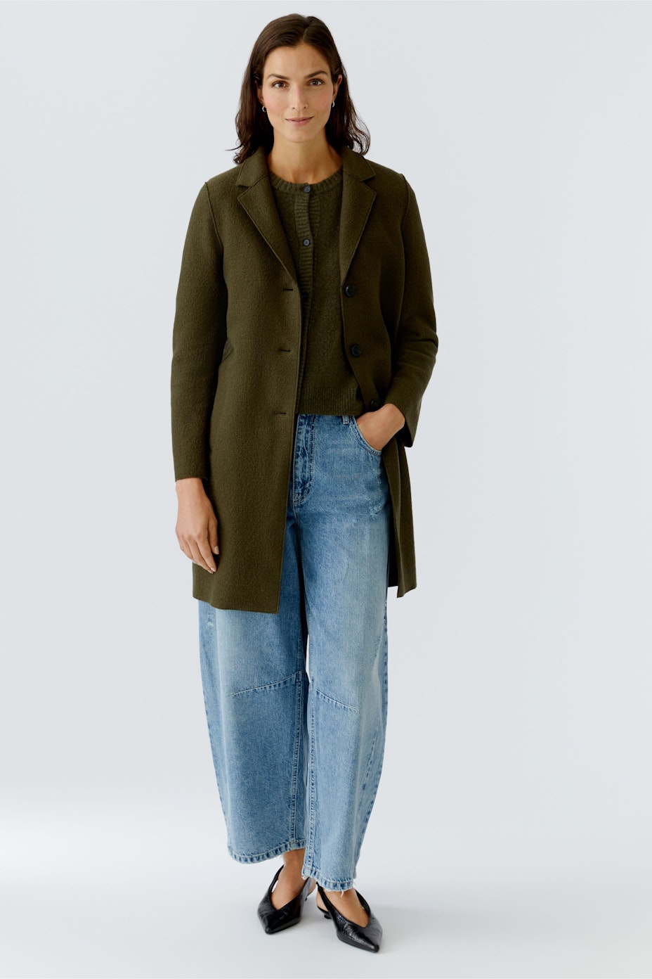 Klassischer Wollmantel: Grüner Damenmantel mit Knöpfen und Taschen, ideal für kühle Tage.