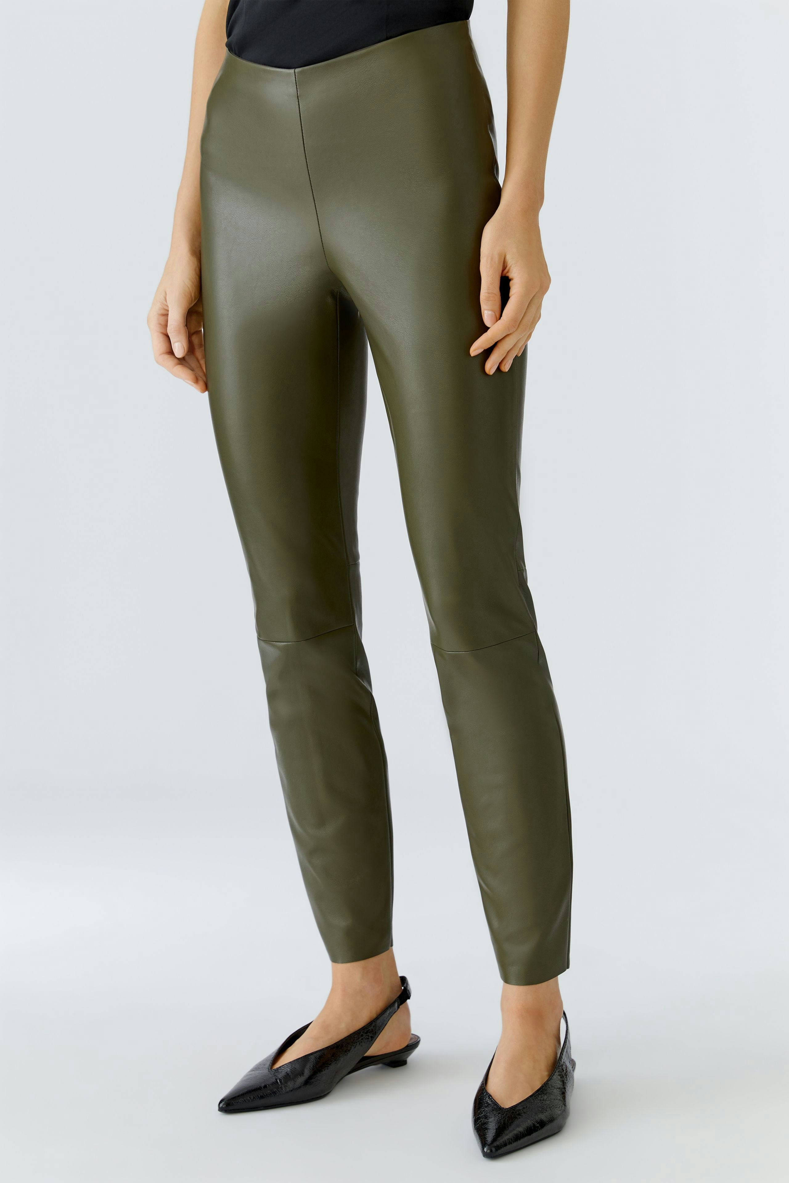 Trendy women's leggings in olive green, featuring a sleek design and a comfortable fit.