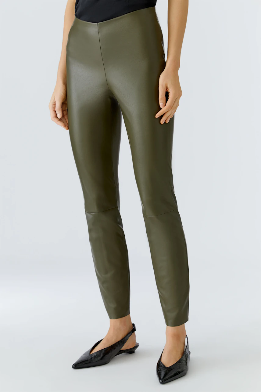 Moderne Damen-Leggings: Frau in olivgrünen Leggings, die eng anliegen und einen lässigen Look bieten.