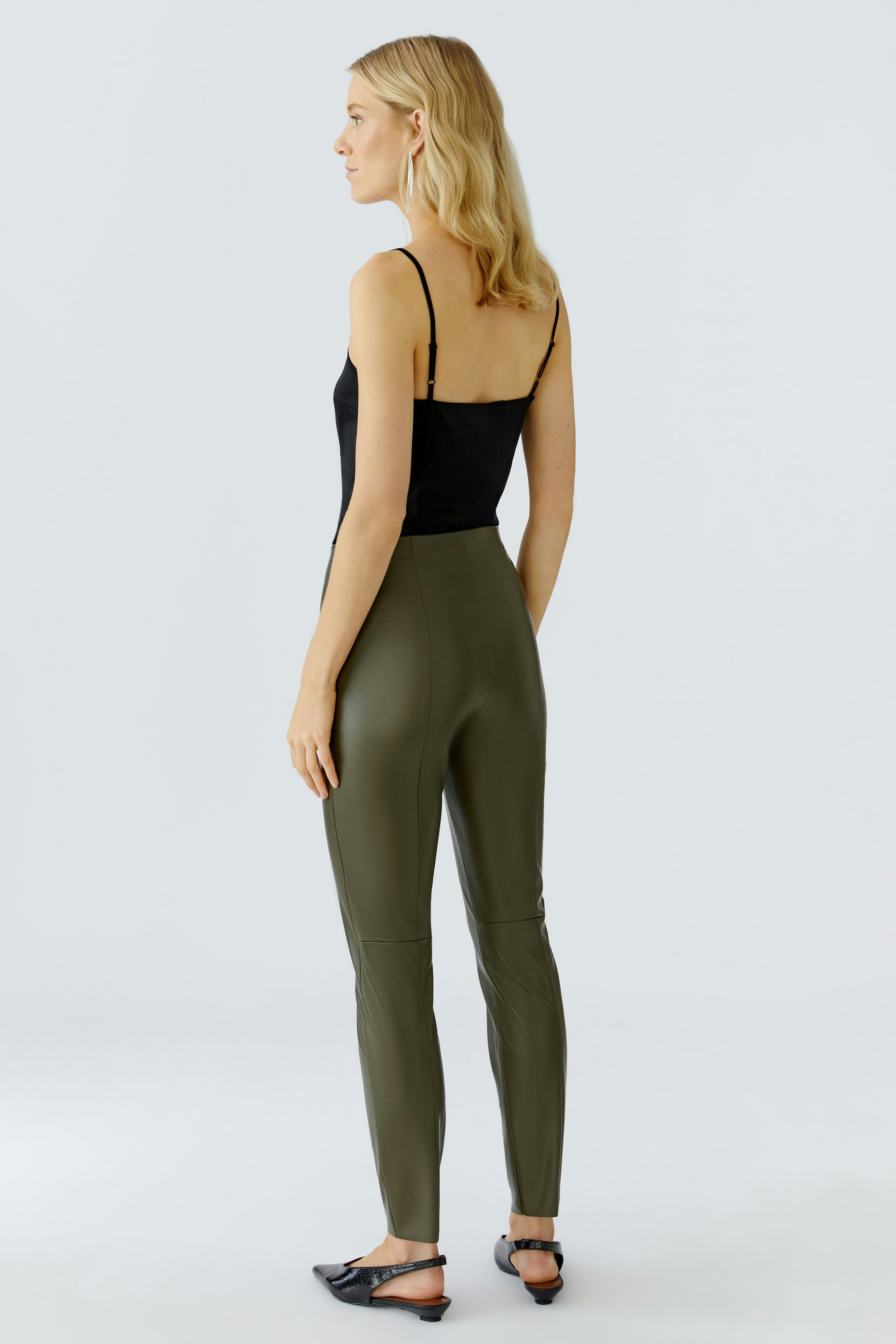 Stylish women's leggings in olive green, featuring a sleek fit and modern design.