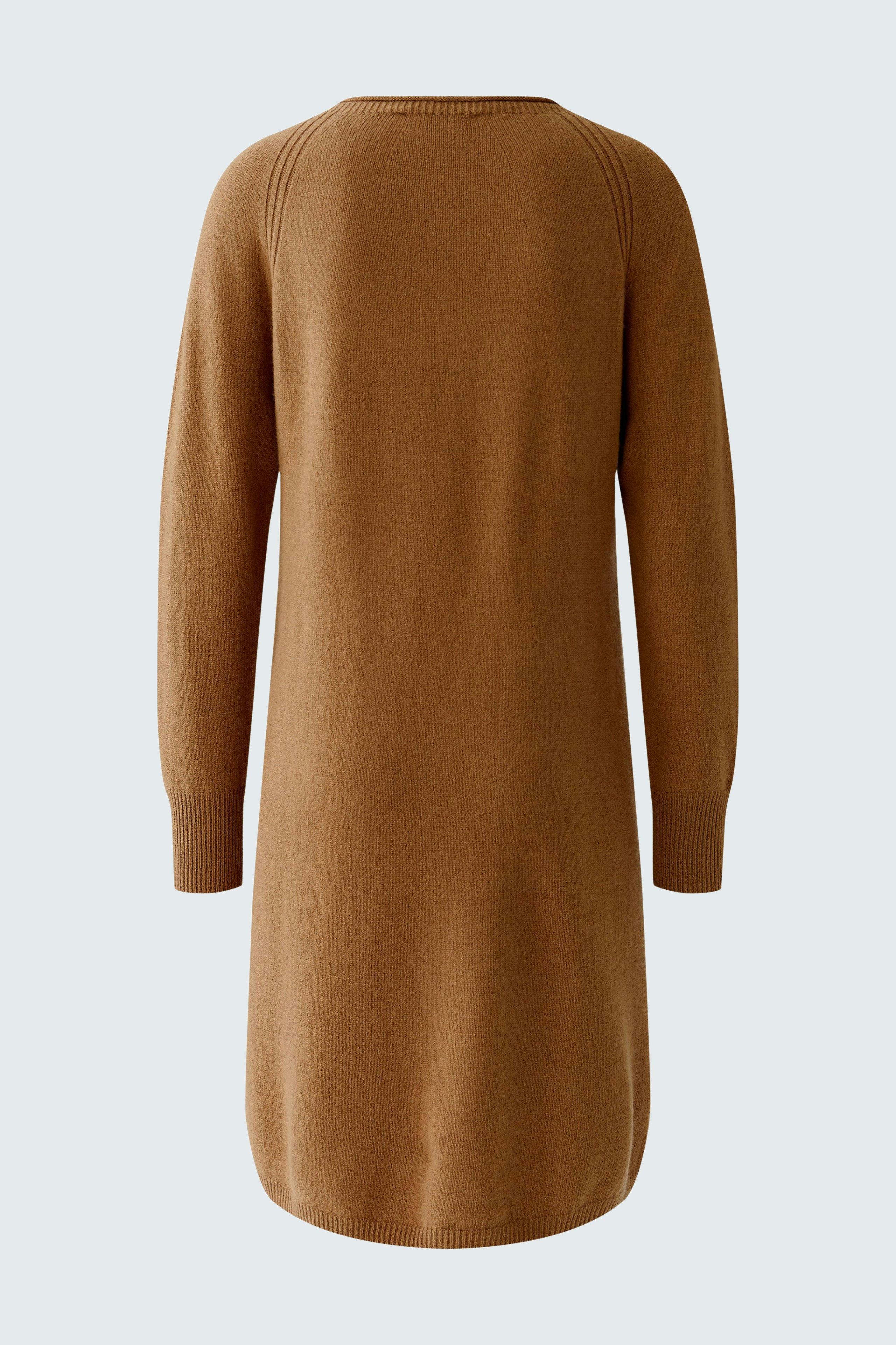Casual women's knitted dress in warm brown with long sleeves and side slits.