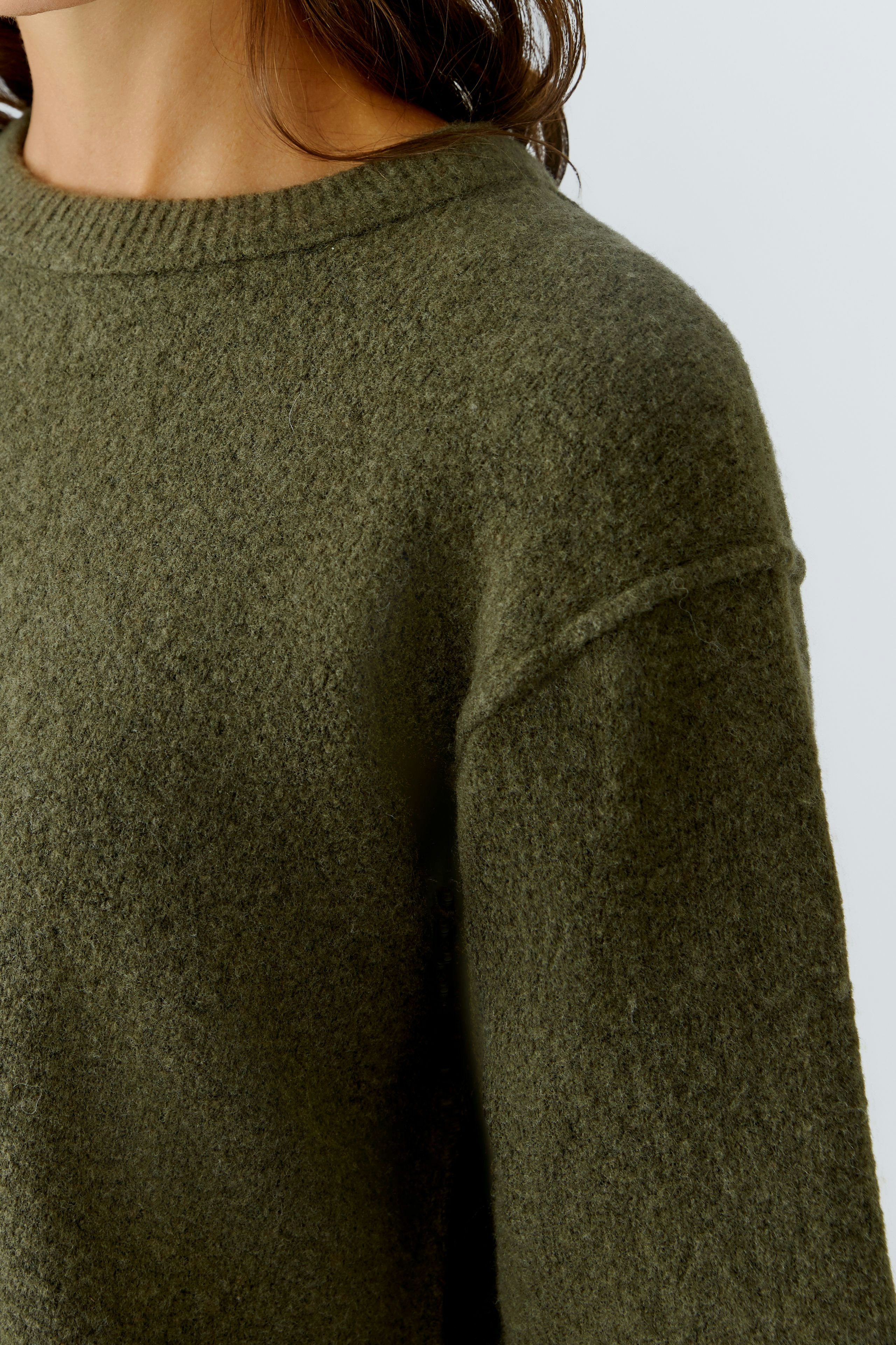Casual women's pullover in soft green, featuring a relaxed fit and round neckline.