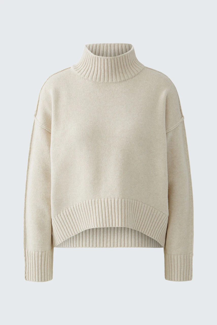 Casual women's pullover: Cream turtleneck pullover with a relaxed fit and ribbed details.