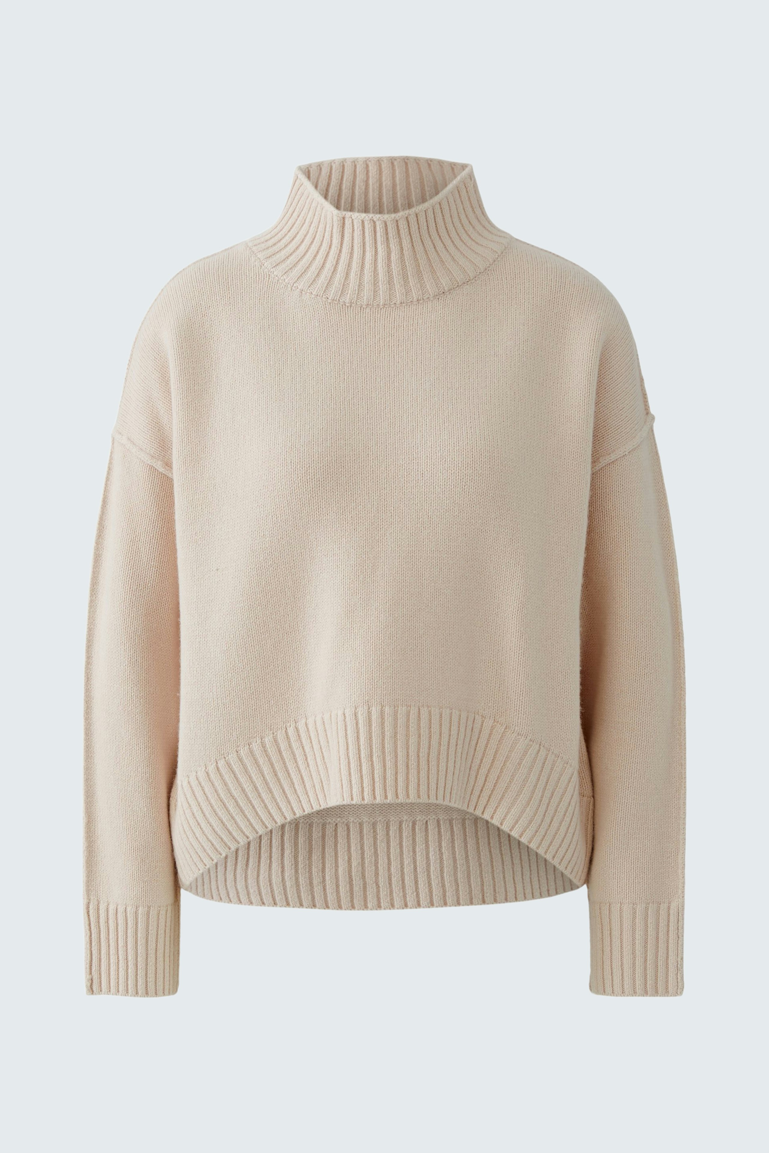 Casual women's pullover: Light beige turtleneck with a relaxed fit and ribbed hem.