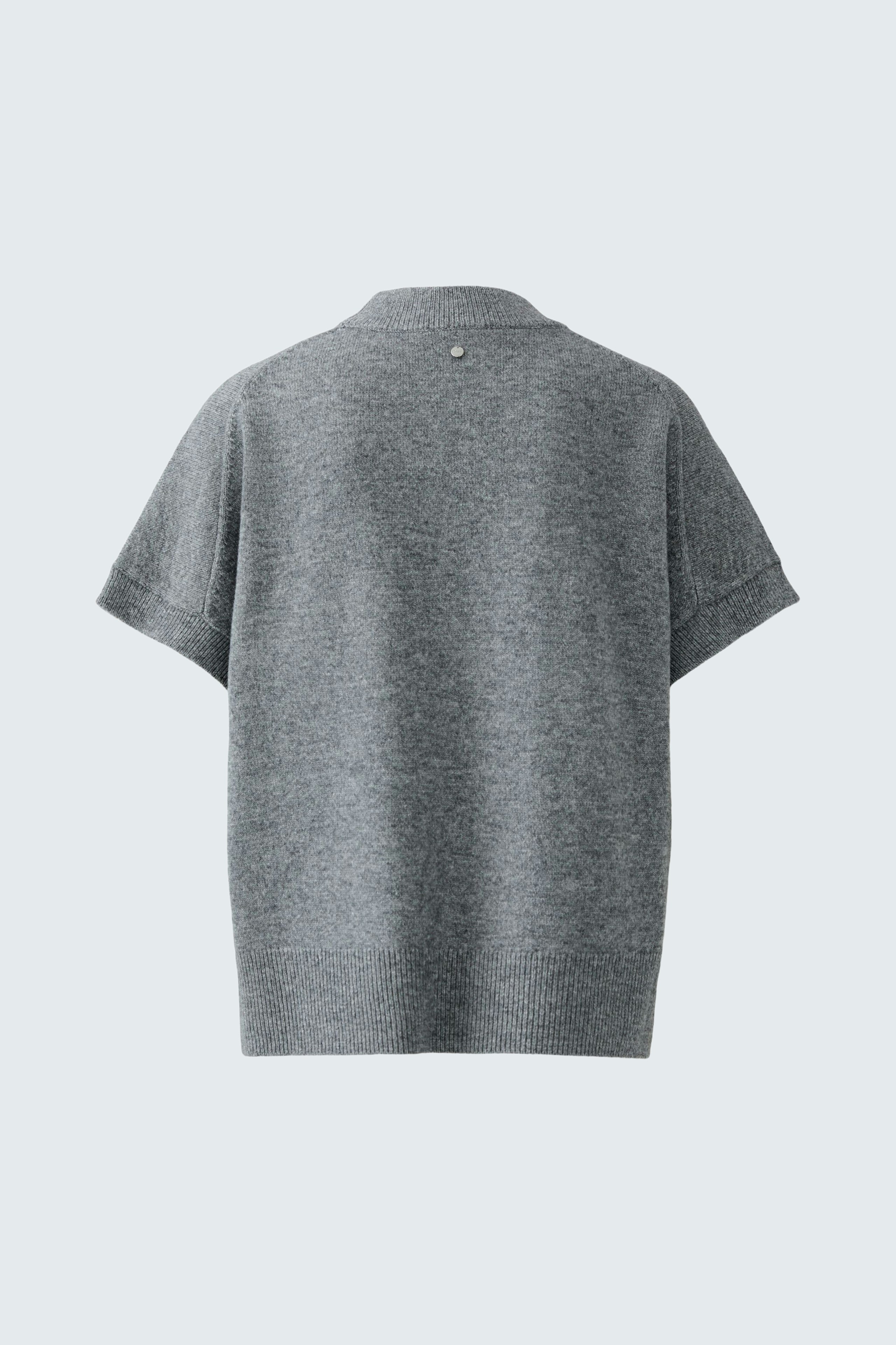 Casual women's pullover: Gray short-sleeve pullover with a relaxed fit, perfect for everyday wear.