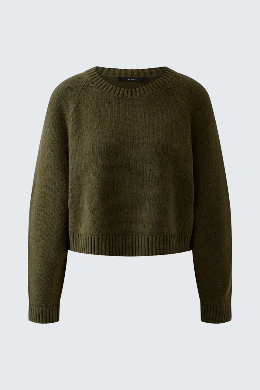 Casual women's pullover in dark green, featuring a relaxed fit and ribbed hem.