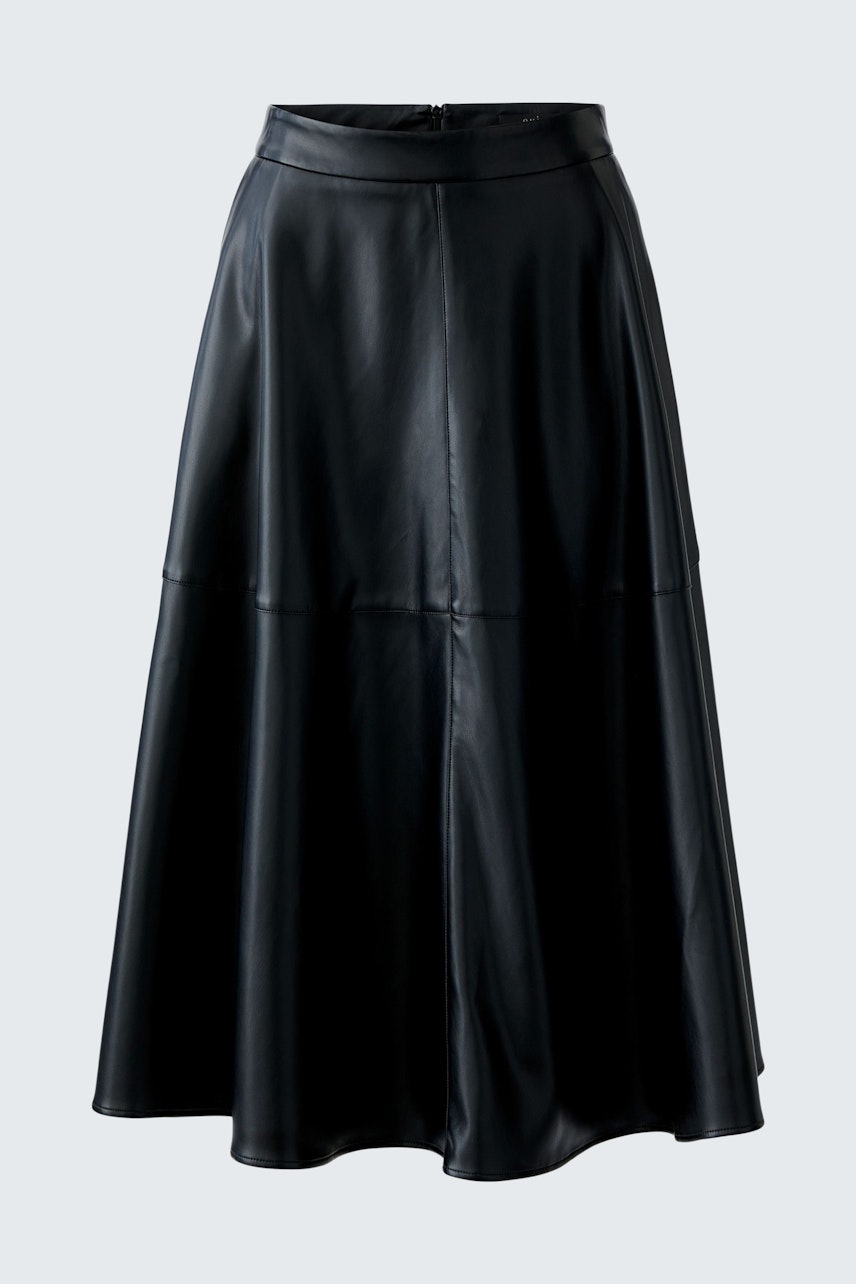 Schwarzer A-Linien-Rock: Weit geschnitten, aus weichem Material, ideal für lässige Outfits.