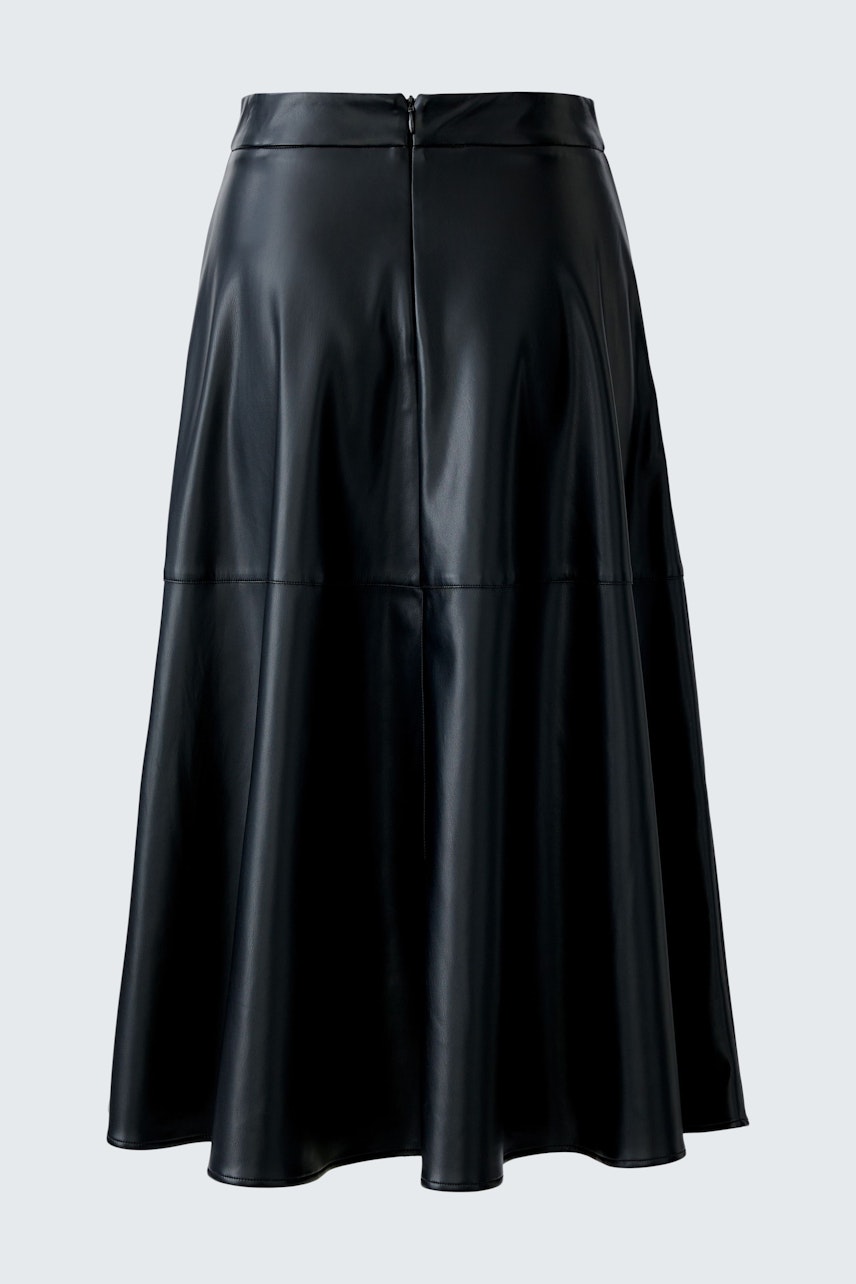 Schwarzer A-Linien-Rock aus Leder mit weitem Schnitt, ideal für lässige Outfits.