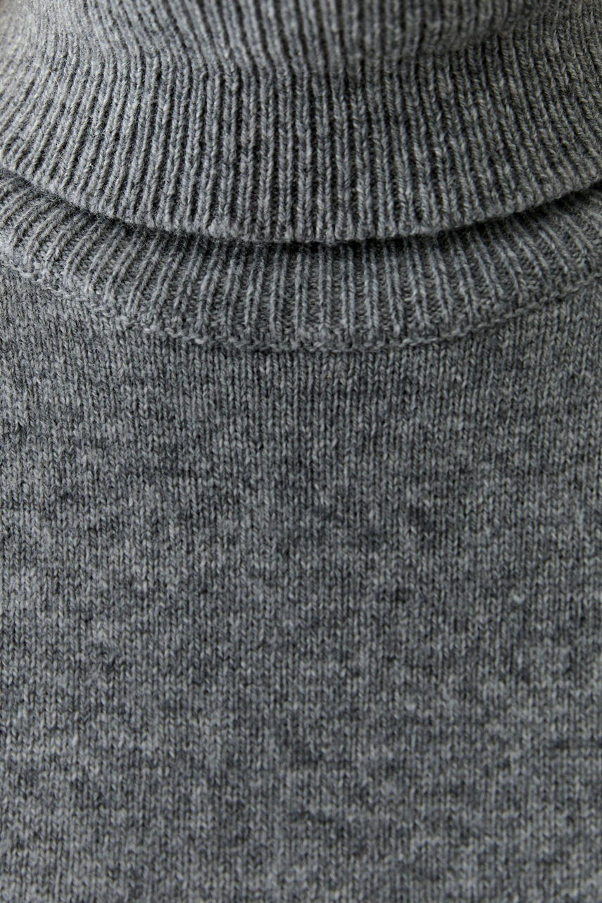 Casual women's pullover: Close-up of a gray turtleneck pullover, soft texture and versatile style.