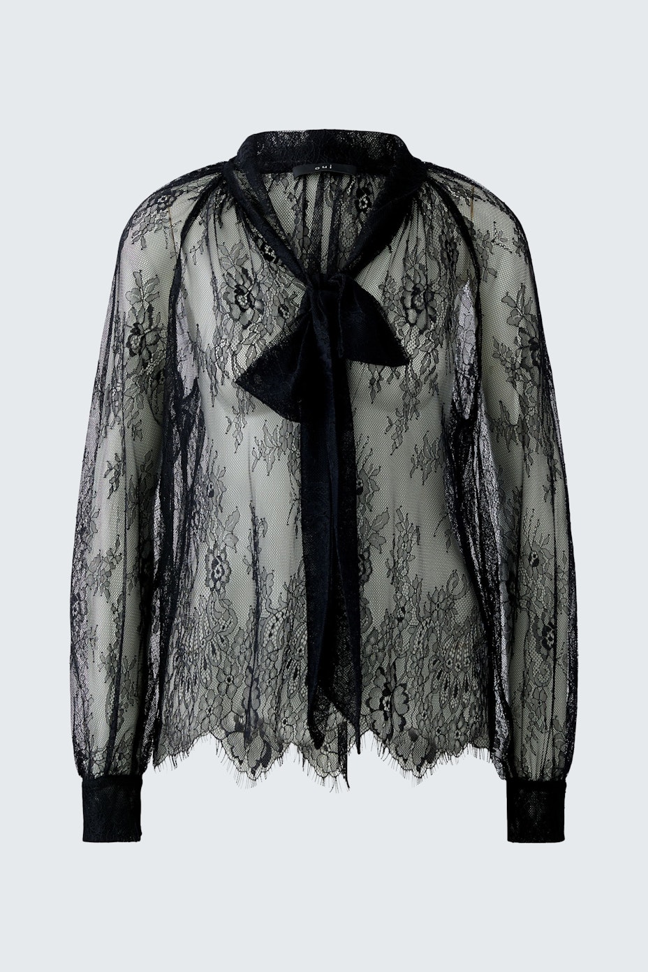 Luftige Damen-Bluse aus schwarzer Spitze mit Schleifenkragen und langen Ärmeln.