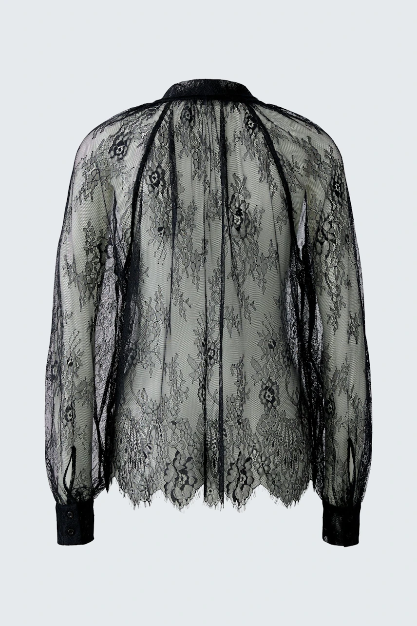 Transparente Damen-Bluse: Weibliches Model trägt eine schwarze, spitzenbesetzte Bluse mit langen Ärmeln.